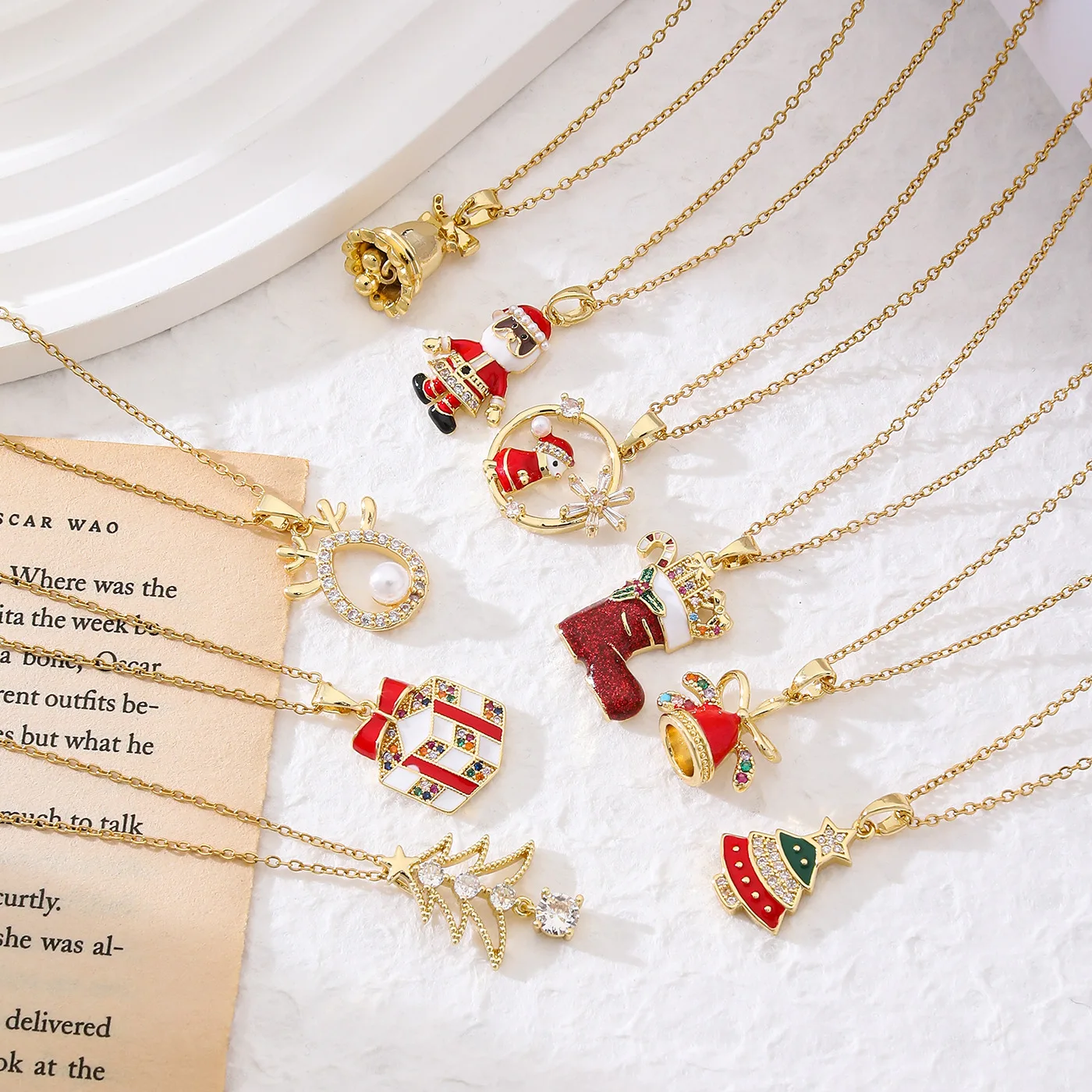 

Cross-border explosion Christmas gift copper-plated 18k gold Santa pendant necklace women's fashion light luxury versatile model