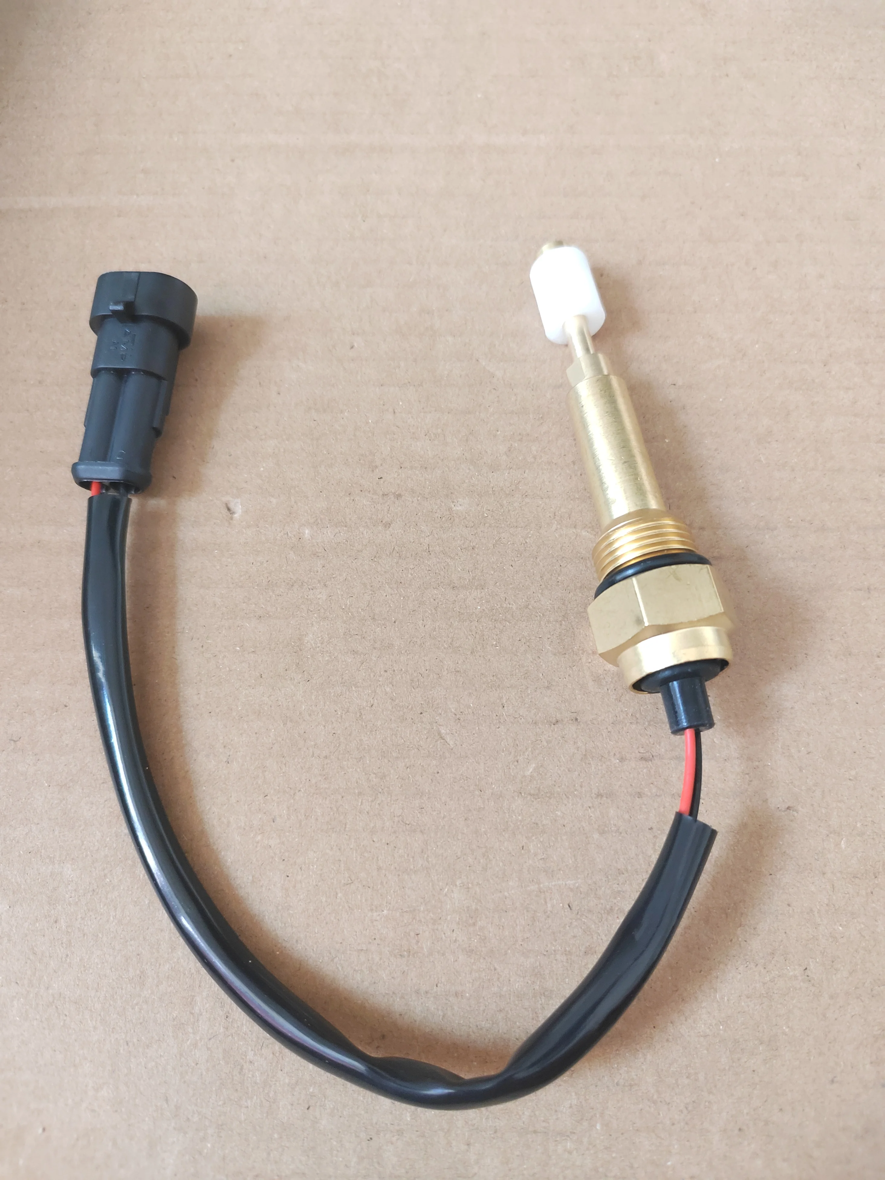 مستشعر مستوى المياه المبرد المساعد SG2141 M18، مناسب للحافلات والمتوسطة والمدربات السياحية مع عائمة لخزان التوسع