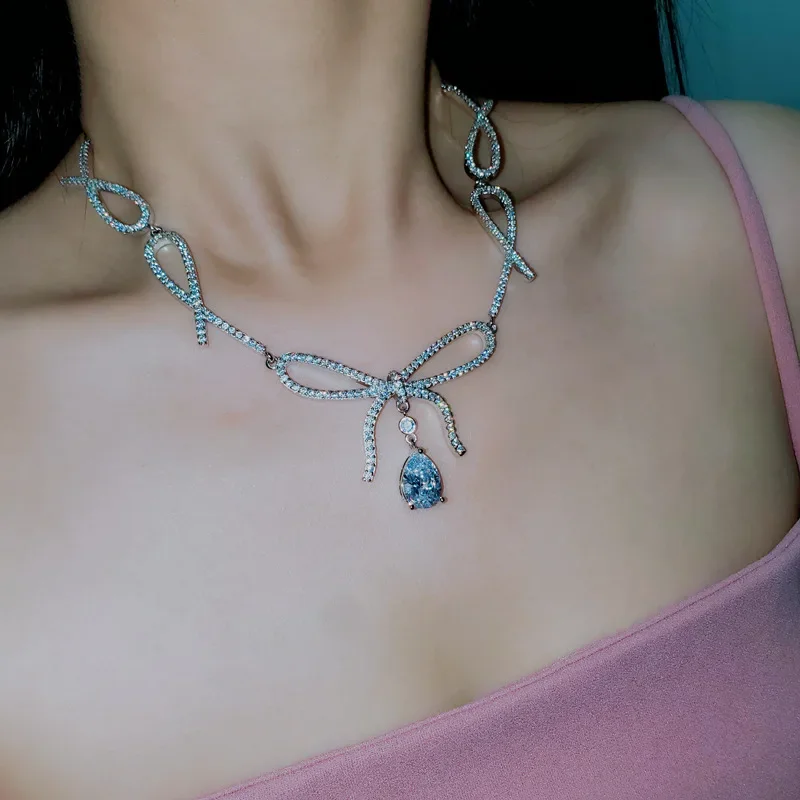 

MDL Moissanit1 Style Heavy Work Full Of Diamonds Bow Burst Flash Necklace Women 18K Gold-plated Original High-class Feeling