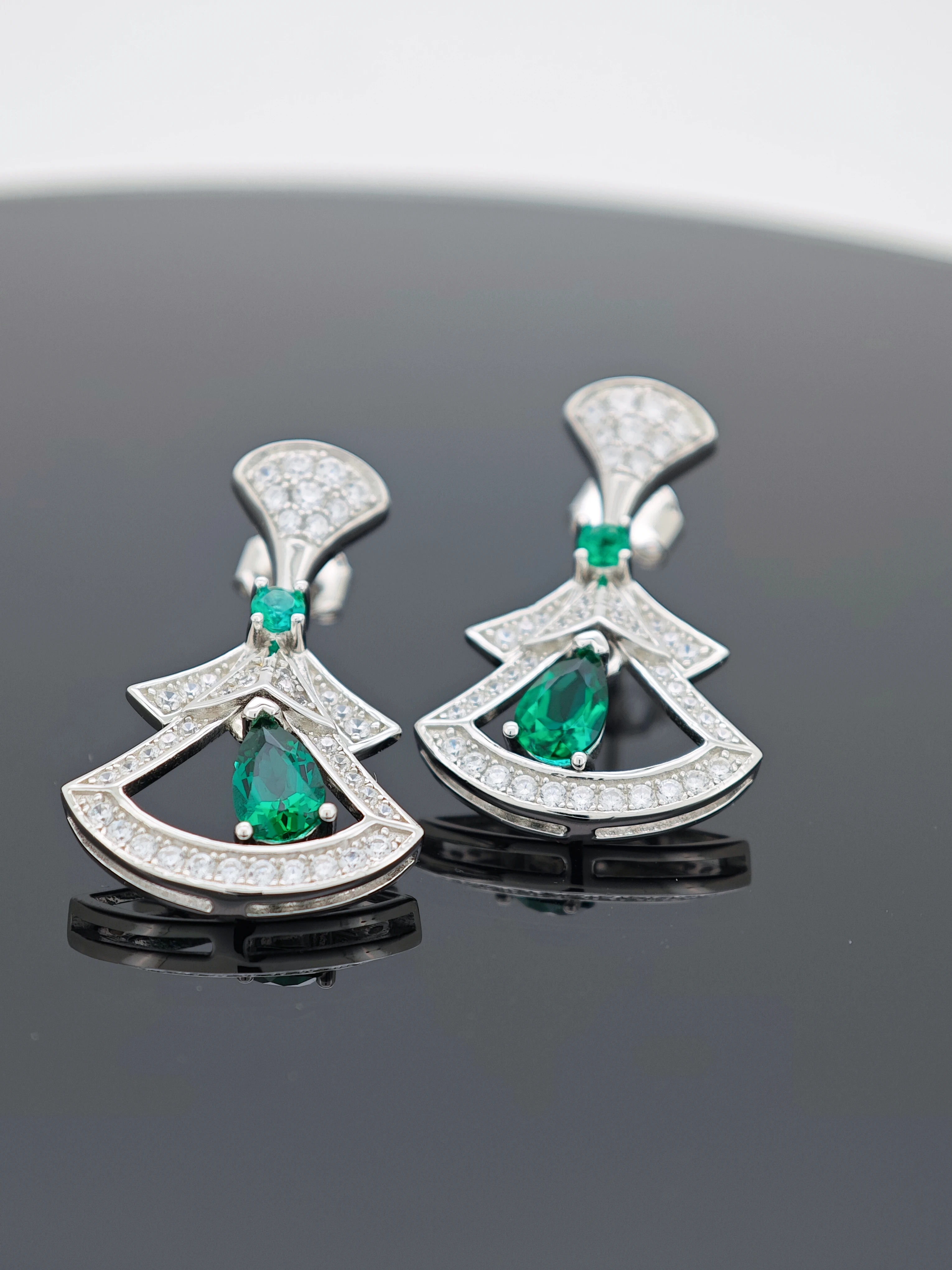 

Chu Ping Fine Jewelry Lab Grown Emerald Earrings S925 Silver Exquisite and Delicate for Her Birthday or Anniversary Gift