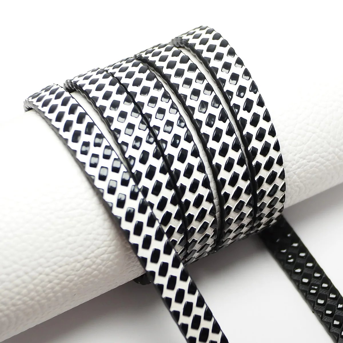 

1.15meter Soft Leather Cord, Black And White Lattice Texture Leather Strips, Jewelry Cord，Waist Chain Key Chain Bracelet Making