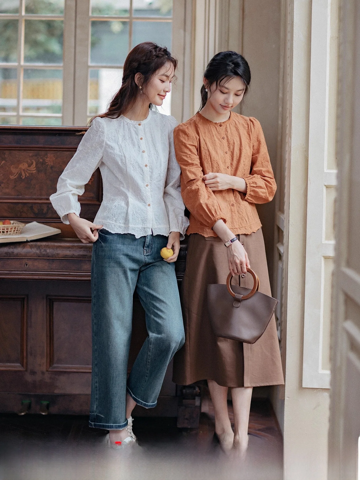 

Красная хлопковая блузка с вышивкой и длинным рукавом, женская, приталенная, осенняя коллекция 2025, новинка, весенне-осенний топ