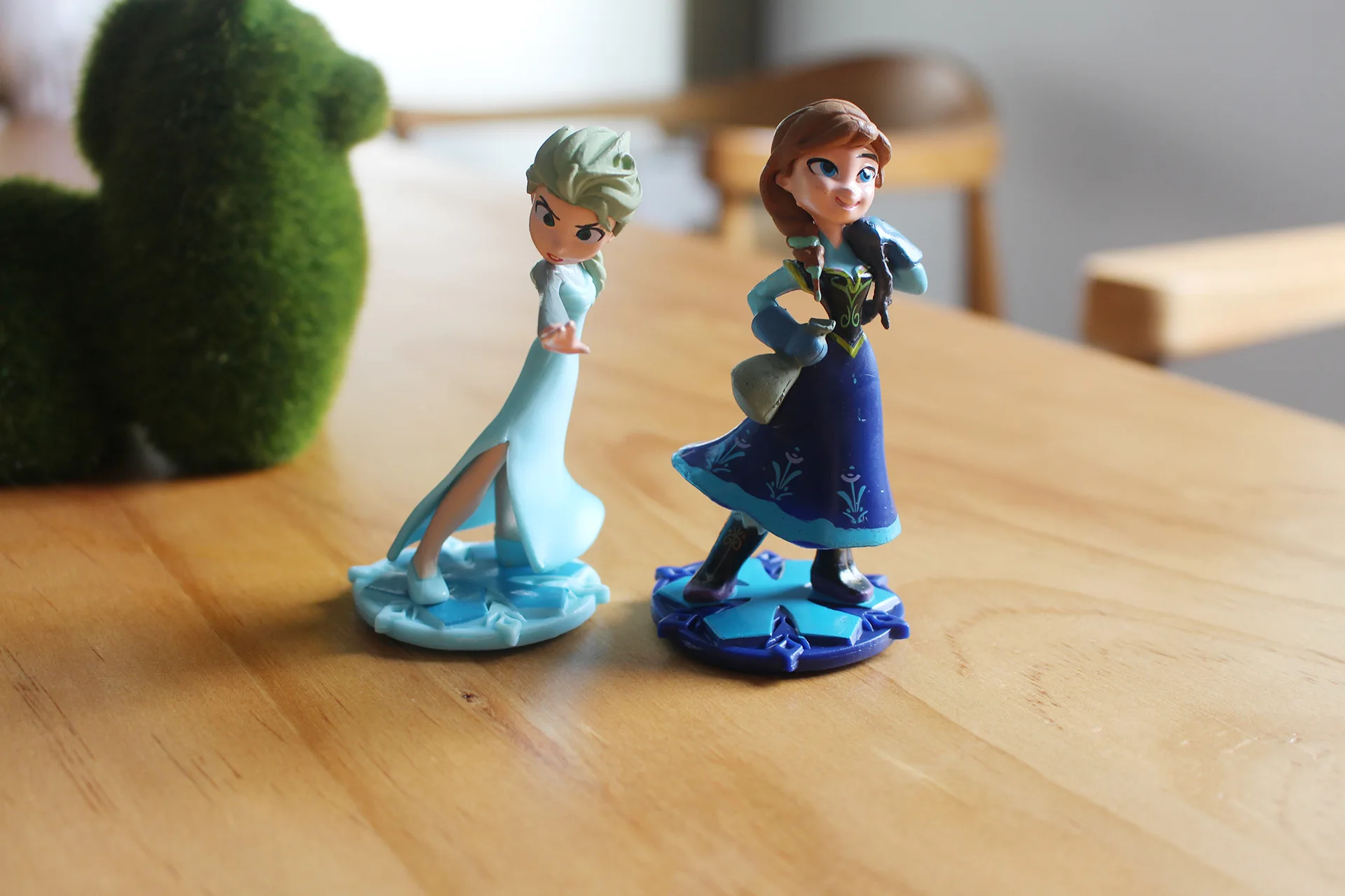 2pcs/set 9cm Anime Disney Frozen Kawaii Elsa Queen Anna Princess Cake Decoration PVC Model Collectible Charm Toys Xmas Gifts