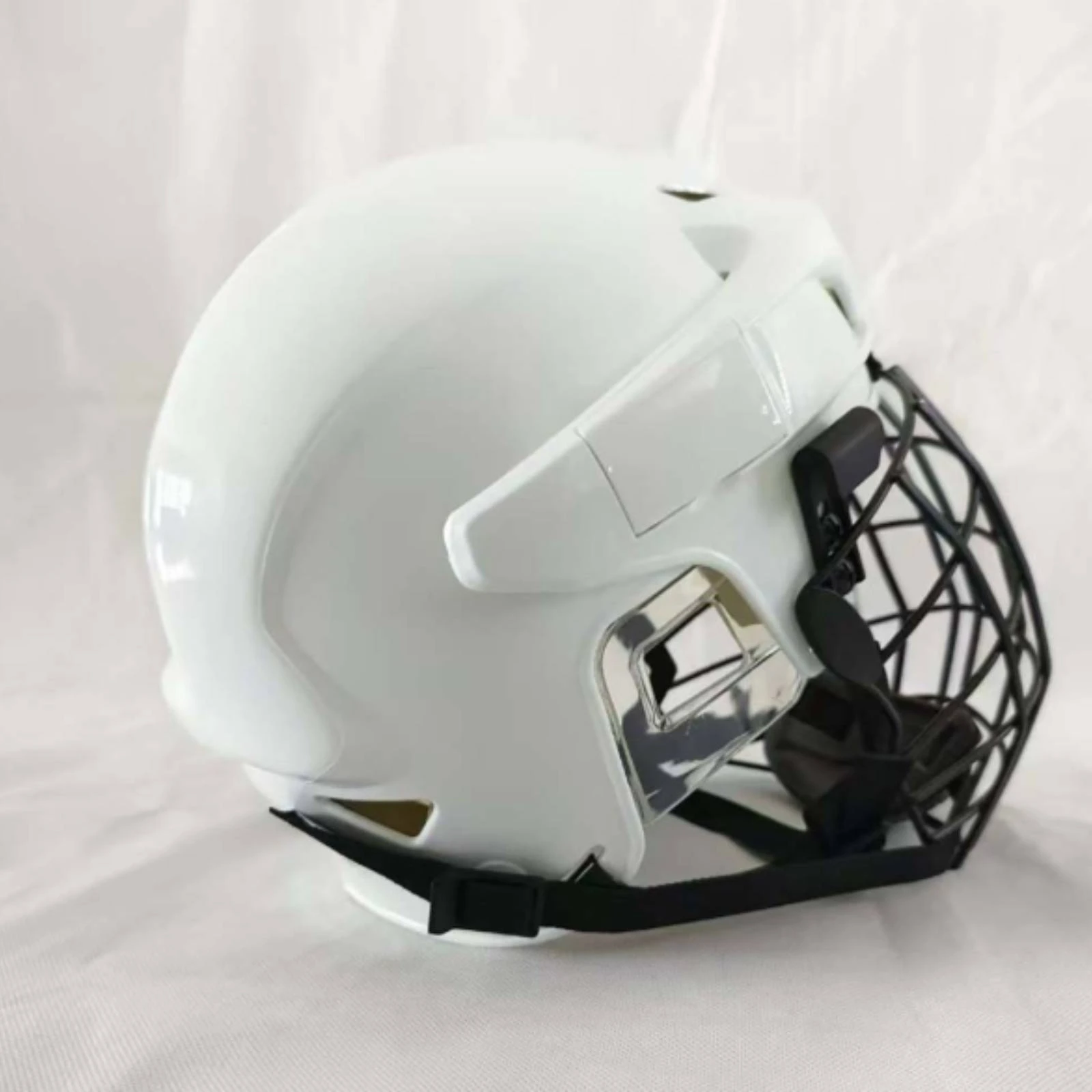 casque-avec-masque-facial-ventilation-et-structure-de-protection-pour-les-athletes-de-hockey-sur-glace-et-multisports