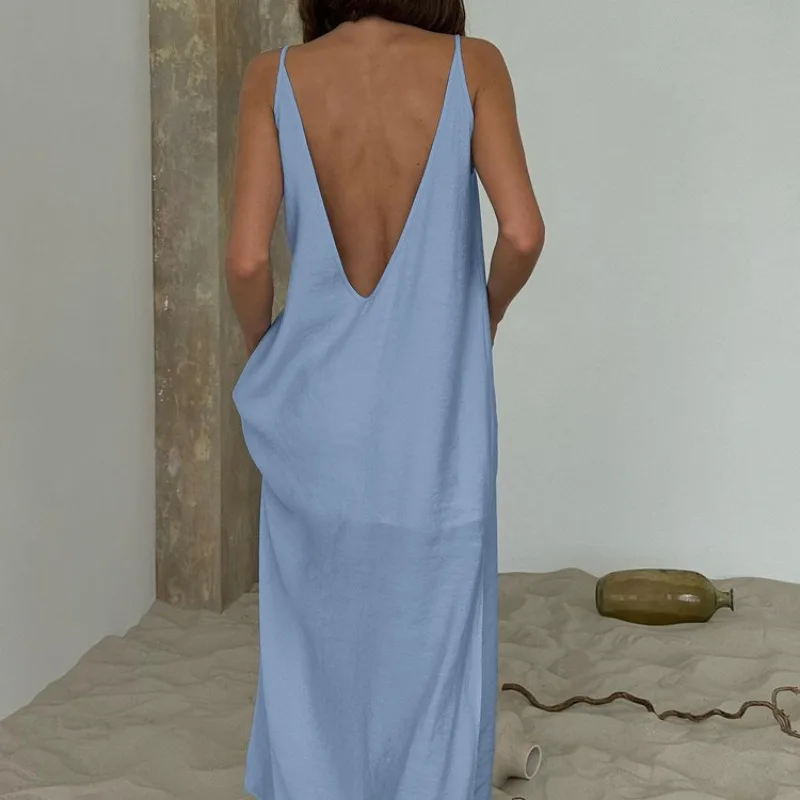 Długa sukienka maxi w stylu boho na plażę, luźna, rozkloszowana, elegancka, na ramiączkach, bez rękawów, z odkrytymi plecami i rozcięciem, idealna na lato.