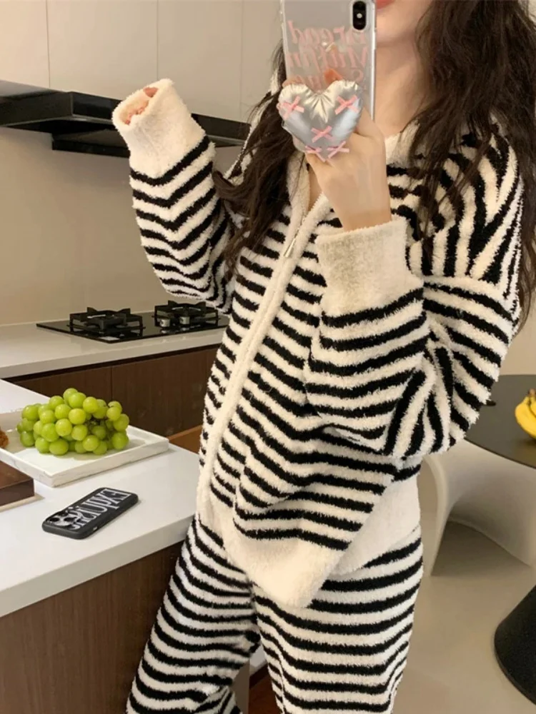 Thickened Warm Flannel Ladies Pyjamas with Striped Coral Velvet Long-Sleeved and Bathrobe Style for Winter Fleece-Lined Homewear