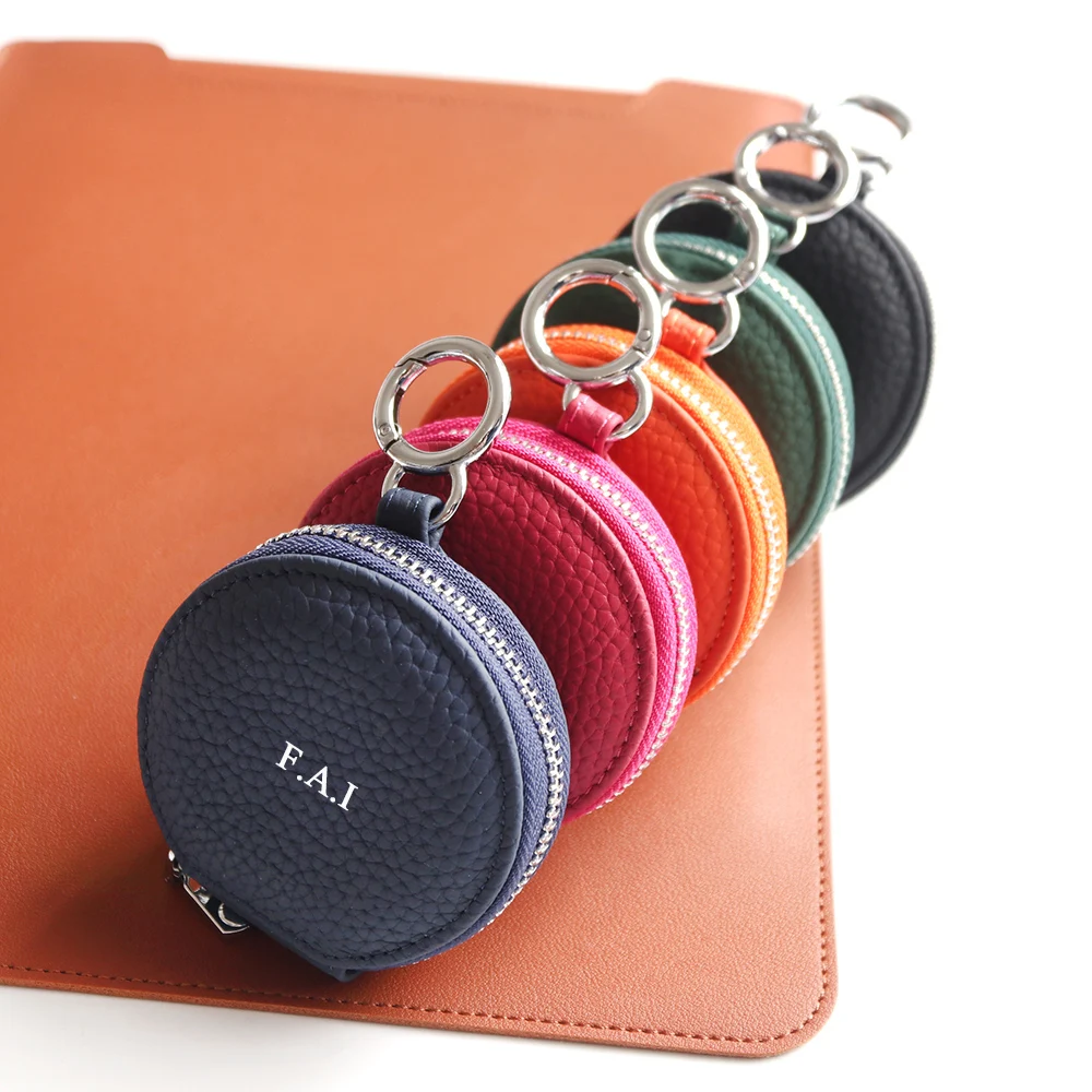 Funda para auriculares con letras personalizadas de lujo, Mini monedero redondo de cuero genuino, bolsa para auriculares inalámbricos, llavero con nombre personalizado