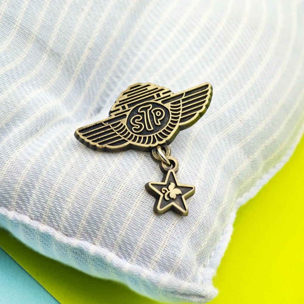 Stone-Temple Pilots Band Emaille-Pin STP-geflügelte Broschen Hängender Stern Metall-Abzeichen Grunge Rock Musik-Fans Sammlerstück Schmuck Geschenk – Detail 7