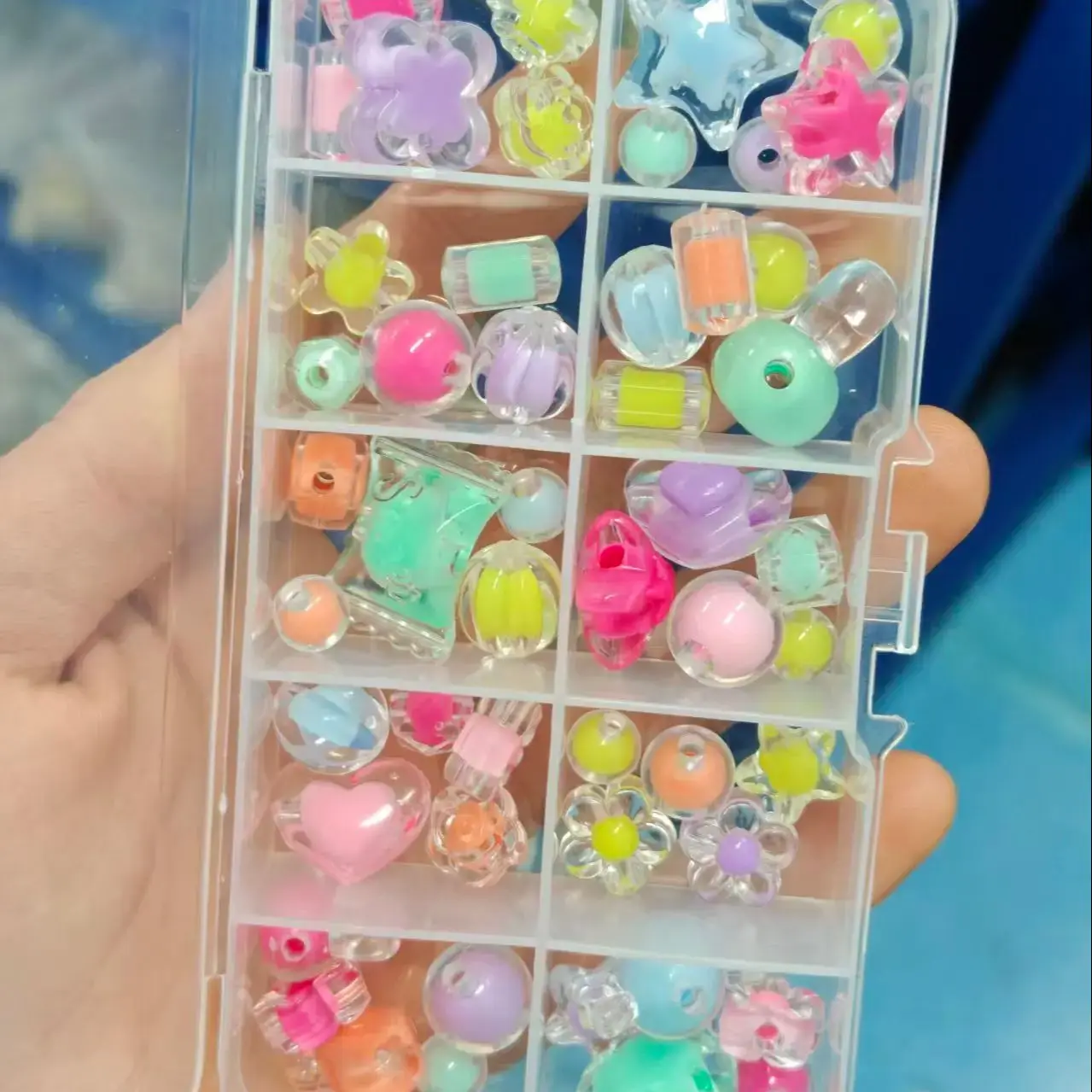 Przezroczyste zawieszki z koralików w pudełku do wyrobu biżuterii - kolorowe mieszane motyle, kwiaty, gwiazdy, króliki do samodzielnego tworzenia breloczków, bransoletek