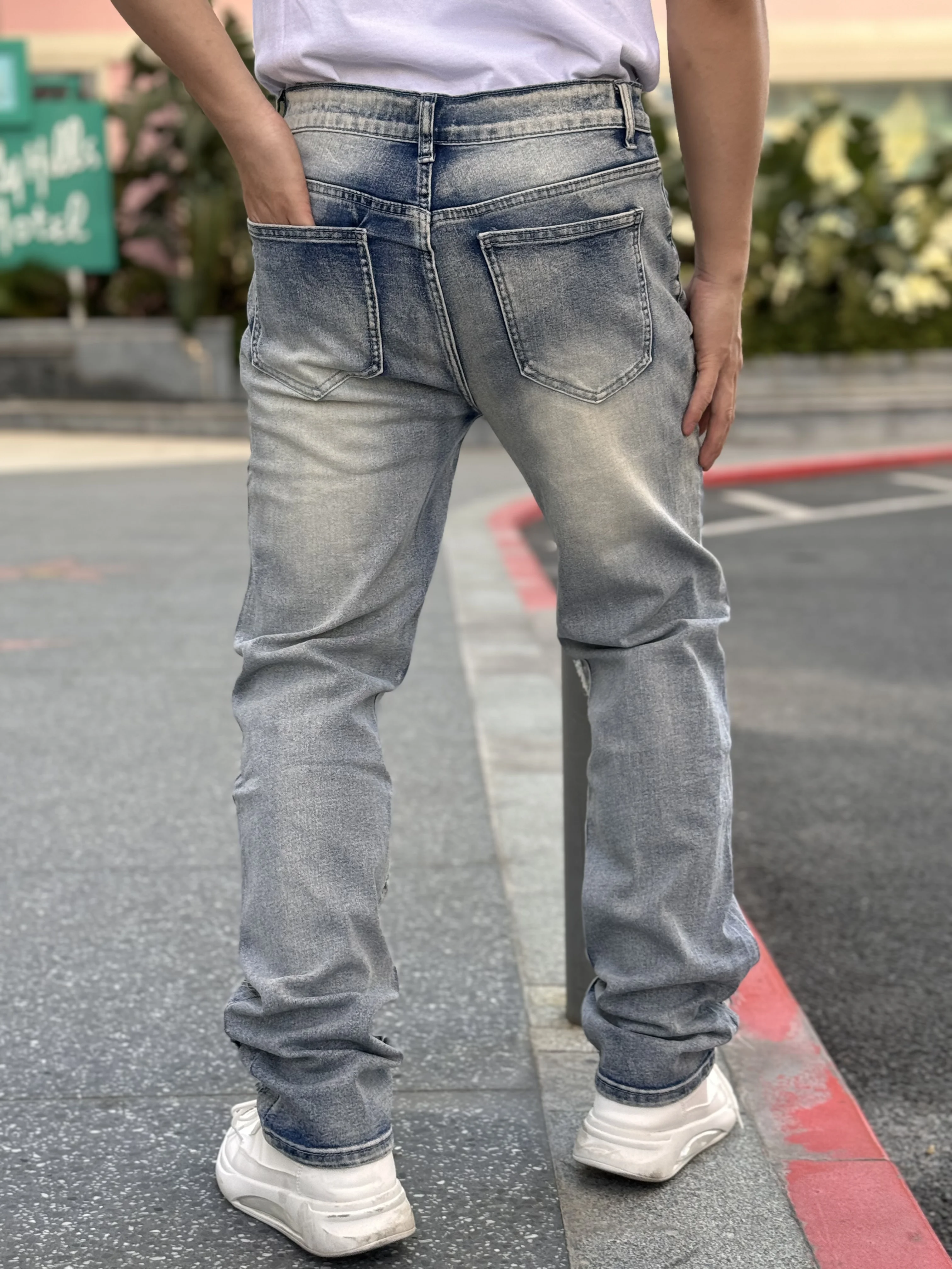 جينز هاي ستريت للرجال بتصميم أنيق وعصري مثالي للتنقل في الهواء الطلق مصنوع من نسيج القطن الخالص باللون الرمادي