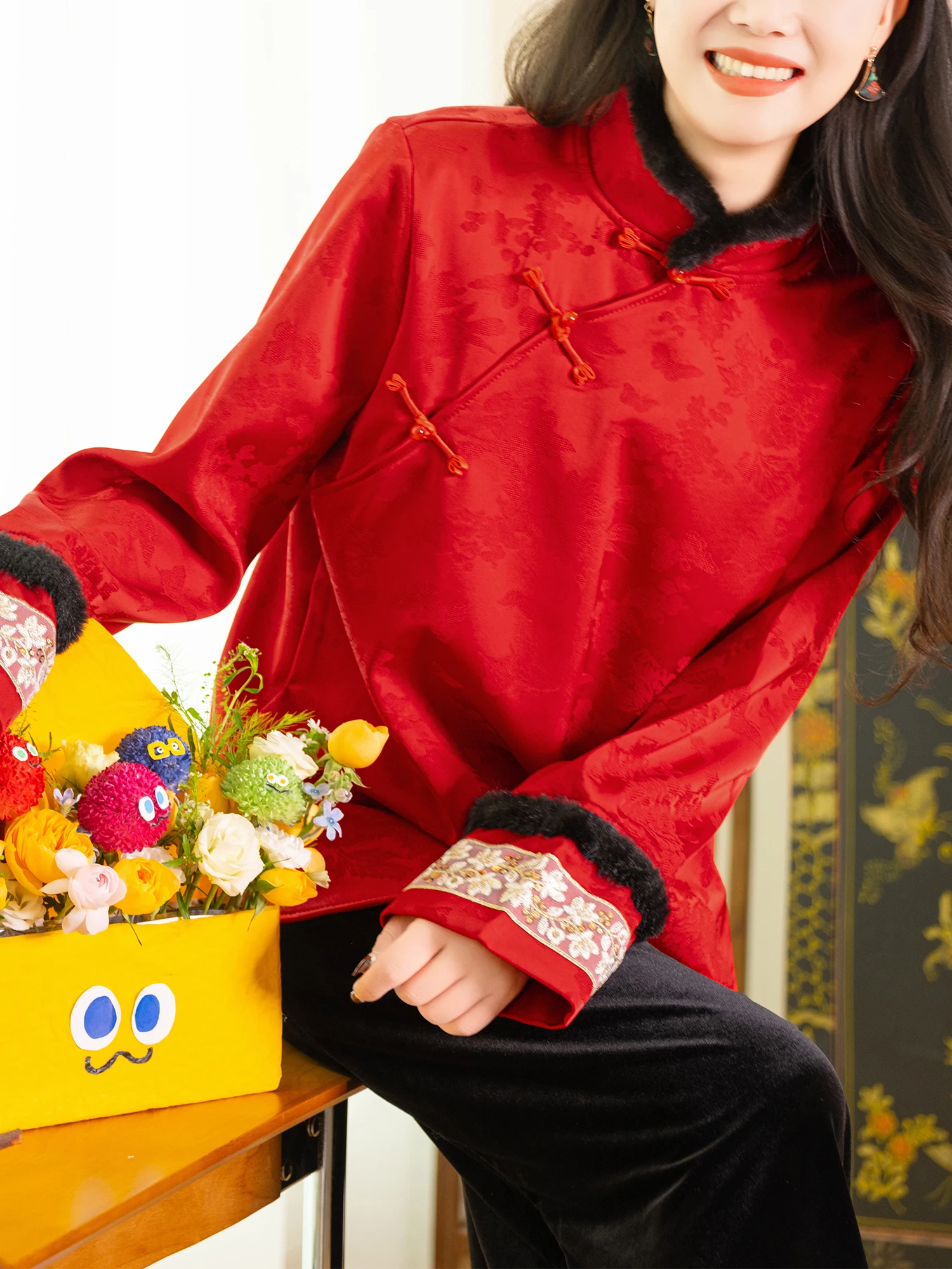 

Футболка с вышивкой в виде пионов и воротником-стойкой, серия «Год Тигра», тяжелая вышивка бисером...