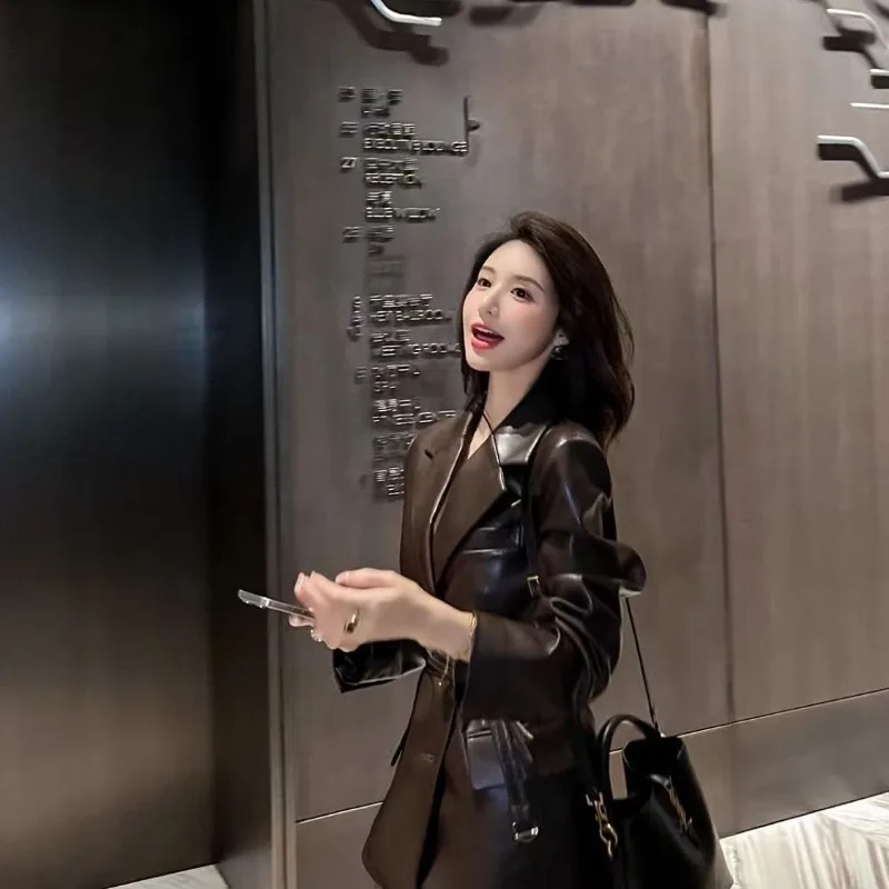 سترة جلدية فرنسية فاخرة جديدة بمزاج ريترو وحزام خصر غير رسمي متوسط وطويل معطف ركاب المشاهير على الإنترنت