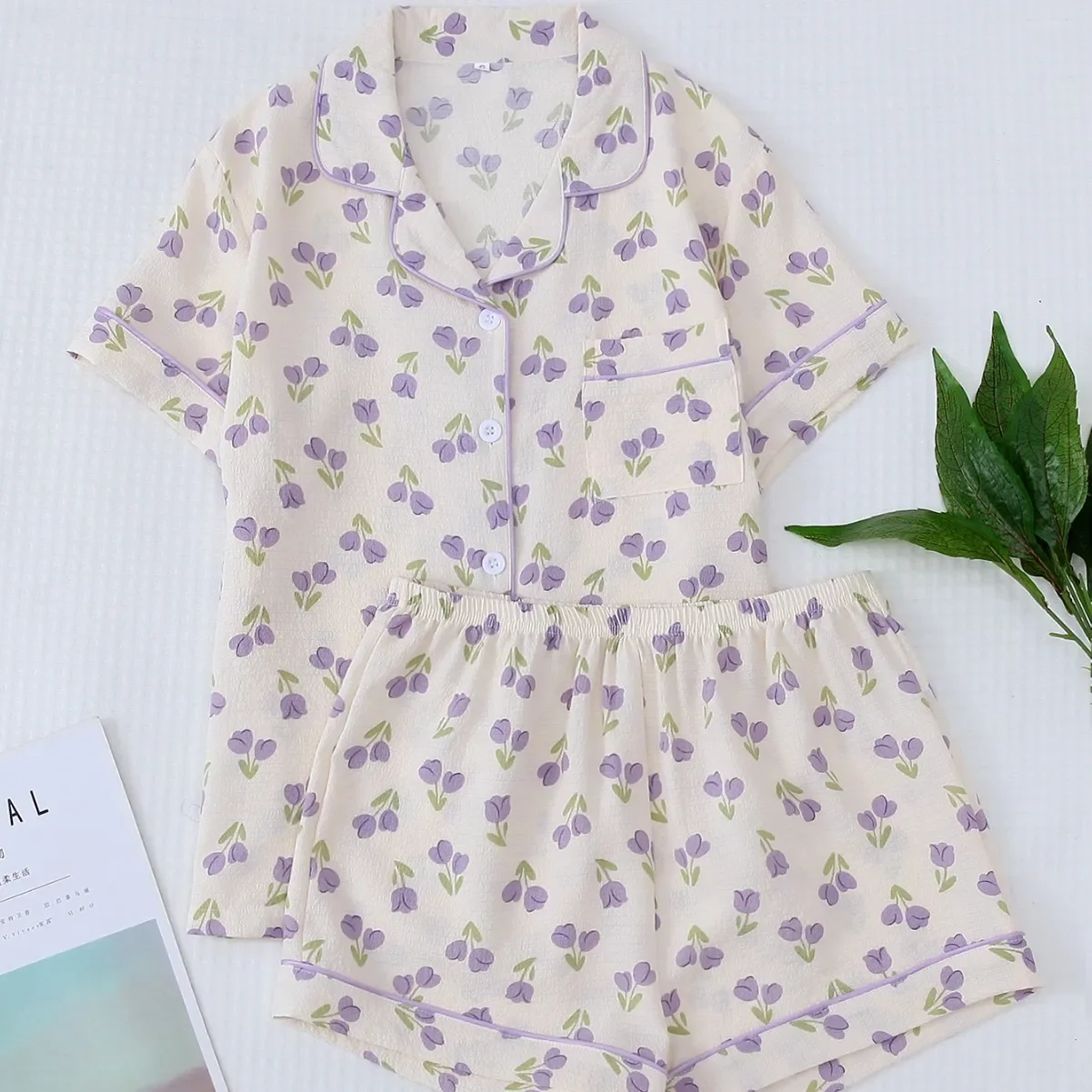 女性用パジャマセットかわいいパープルチェリーカーディガンラペル半袖トップとルーズショーツ快適な女性のパジャマパジャマ