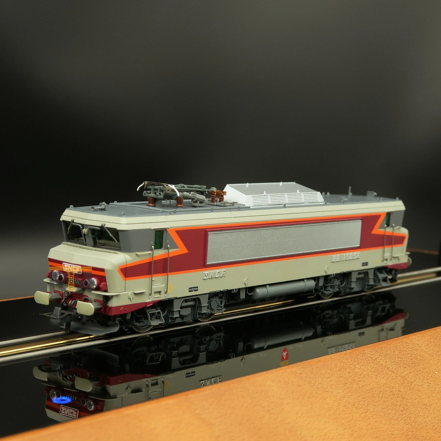 ROCO HO Type 1/87 Train Model BB15056 Electric Locomotive 7510136 with Digital Sound Effects A Toy Gift for Boys