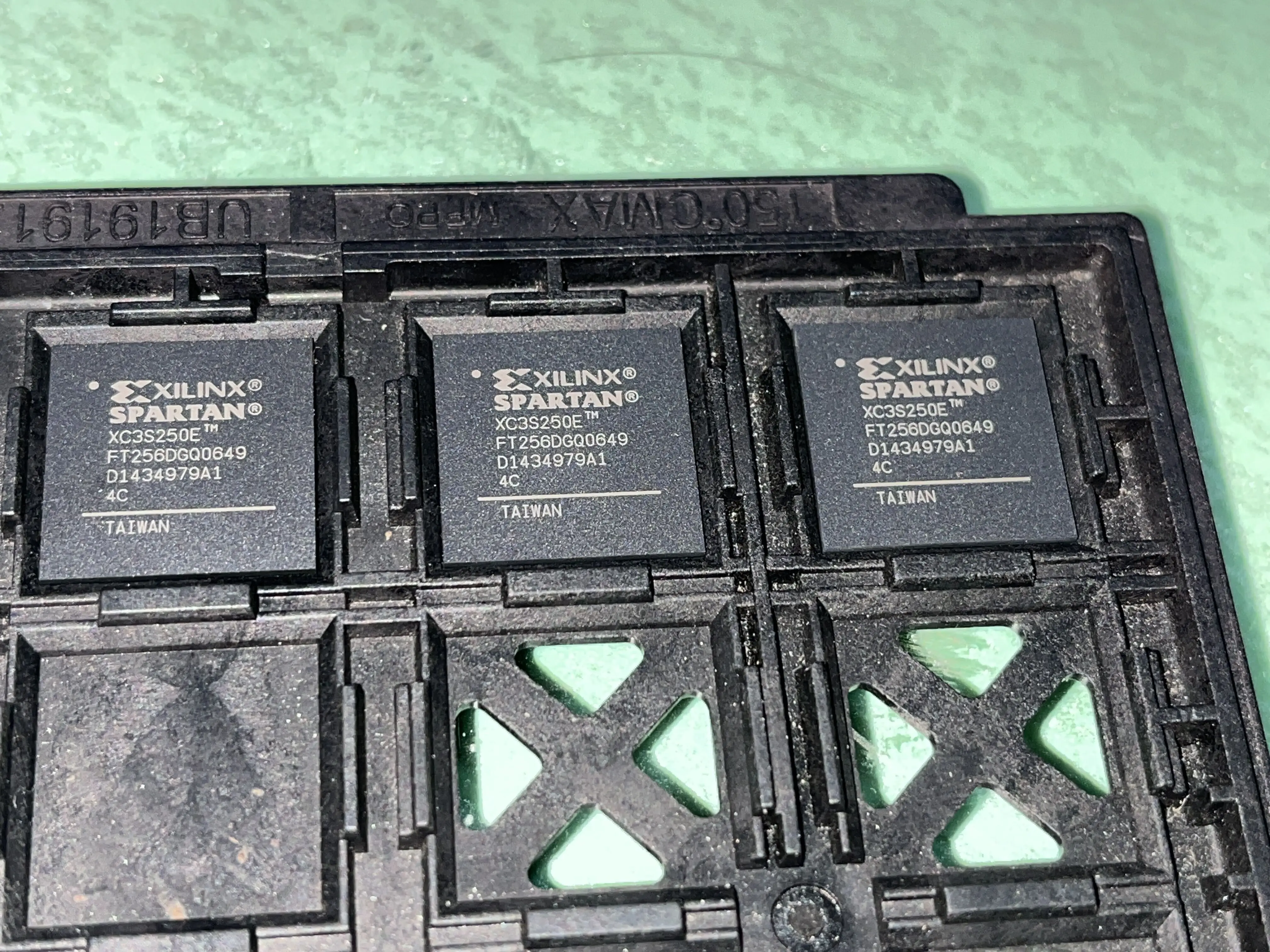 Микросхема TMS320LF2407APGEA 320LF2407 TMS320 IC MCU