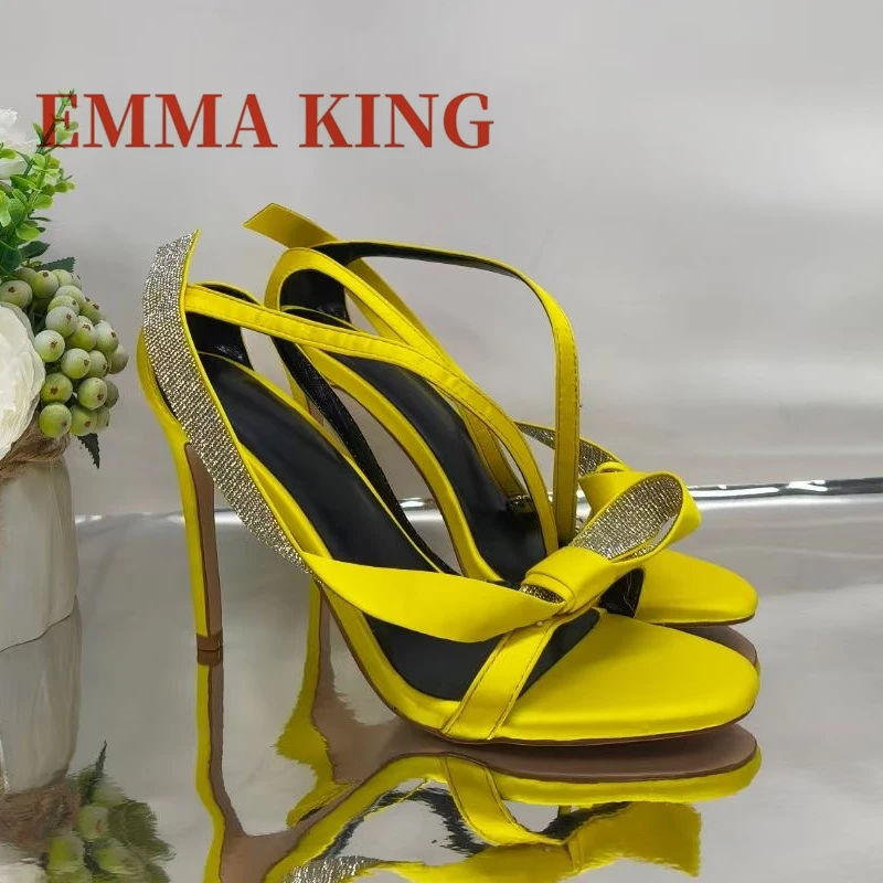 صنادل نسائية بحزام على شكل فيونكة من حجر الراين صنادل نسائية صيفية عصرية من الساتان موديل 2025 صنادل بكعب ستيليتو جديدة مزخرفة بالكريستال #4