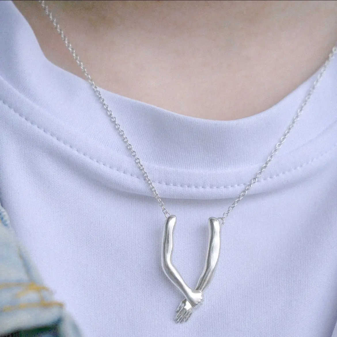 Fun and Introverted Style Restrained Holding Hand Necklace Niche Exquisite Ins Hand Line Holding Design Collarbone Chain Jewelry