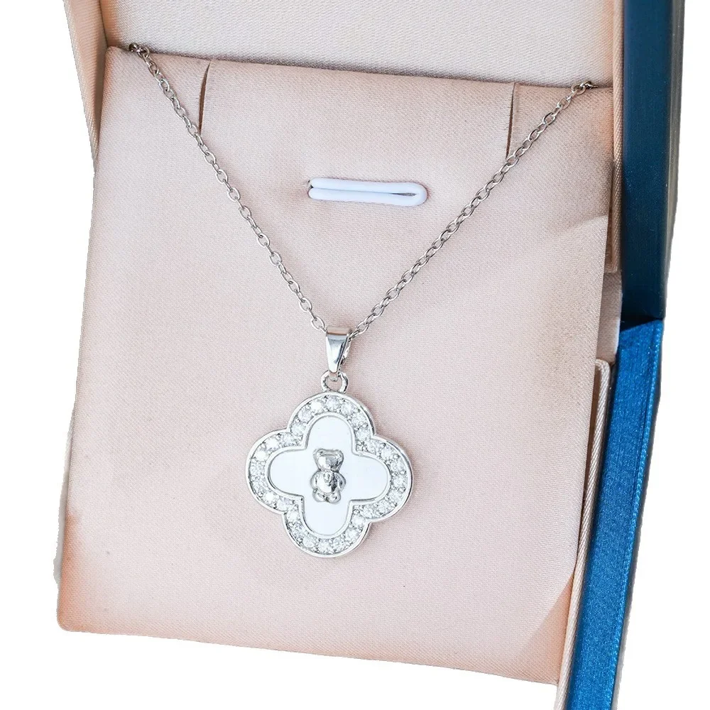 قلادة جديدة من الفولاذ التيتانيوم بأربع أوراق البرسيم من Little Bear للنساء، طراز فاخر خفيف، نحاس بسيط وعصري متعدد الاستخدامات