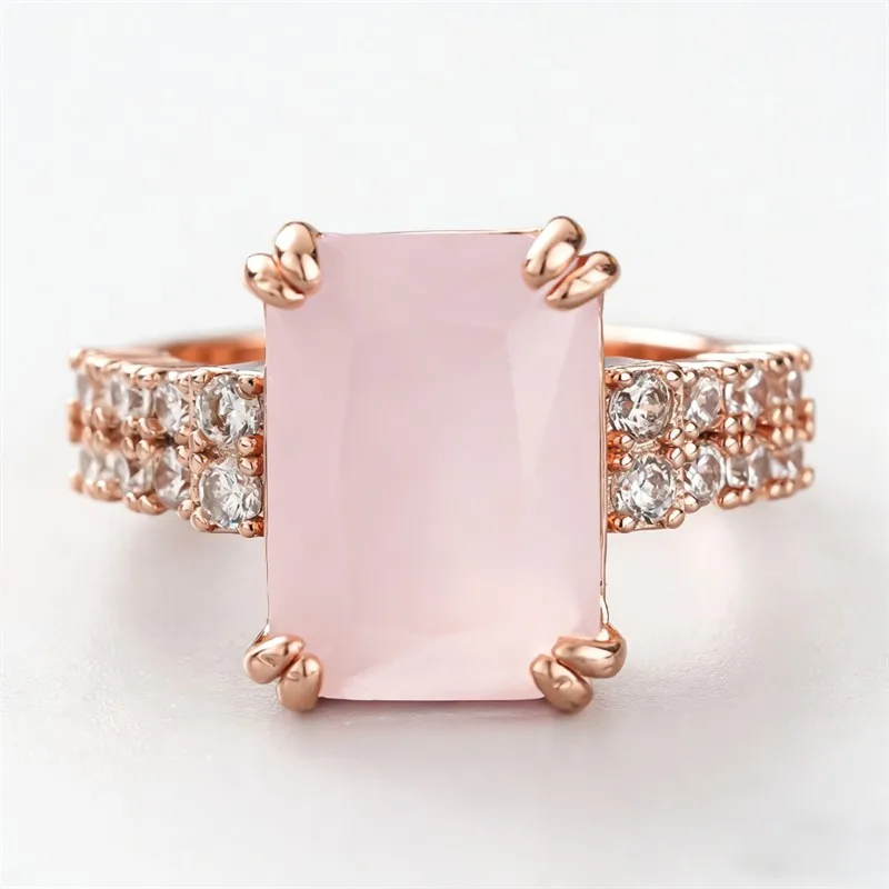 Huitan Anmutiger Verlobungsring in Roségold mit rosa Stein und glänzendem Zirkonia, Fingeraccessoires für die Hochzeitszeremonie