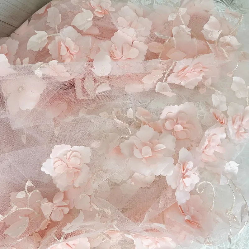 Splendido tessuto di pizzo per abiti da sposa fai da te e abiti da sera con tessuto di design Applique fiore 3D tagliato a misura