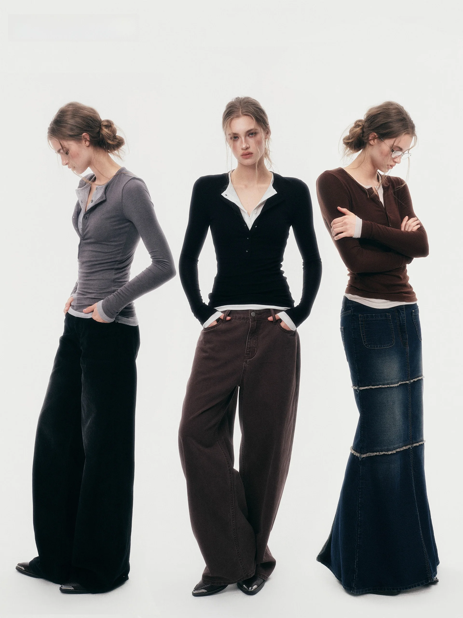 

Женская приталенная базовая рубашка JOURJOUR с длинным рукавом, воротником хенли, из смесовой ткани, с эффектом двухслойности, цветными блоками и завышенной талией.