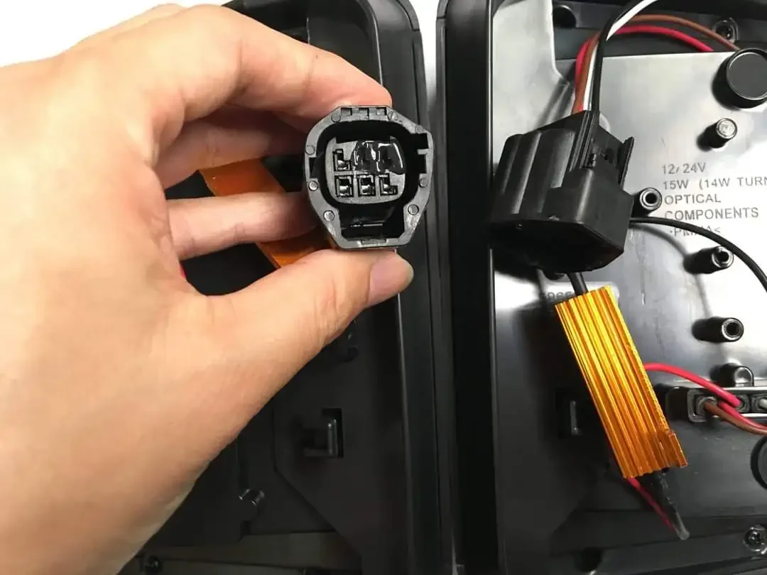 

Factory Hot Selling MAHINDRA THAR CRDE LED Red Tail Lamp For 2010-2019 Models New Condition