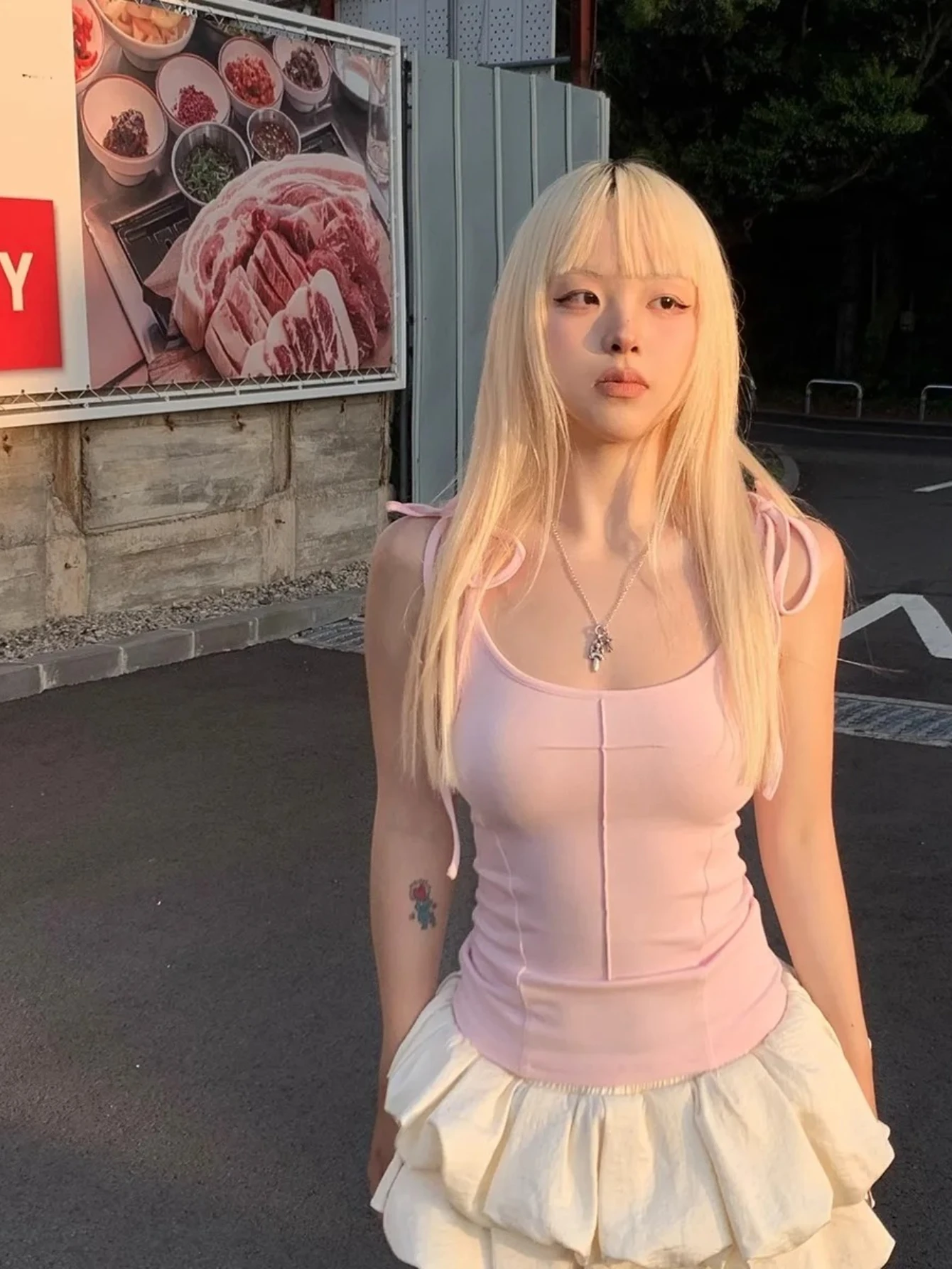 Koszulka na ramiączkach z motywem anielskich skrzydeł, idealna jako odzież wierzchnia, seksowna, z odkrytymi plecami, estetyka dla dziewczyn, modny trend, biały nadruk, uniwersalna na co dzień.