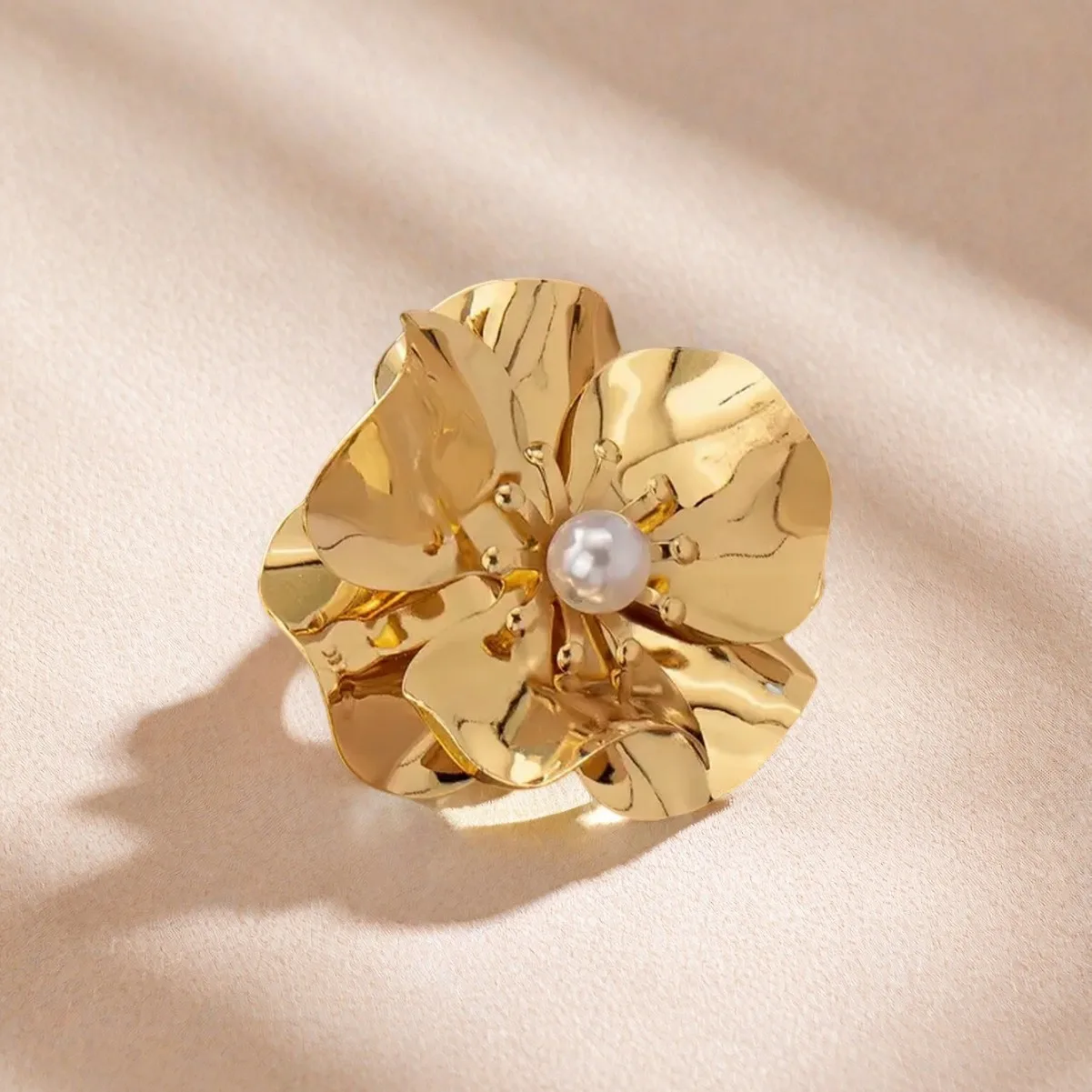 1 piece fashionable and elegant retro three-dimensional flower ring exaggerated niche design ring lady