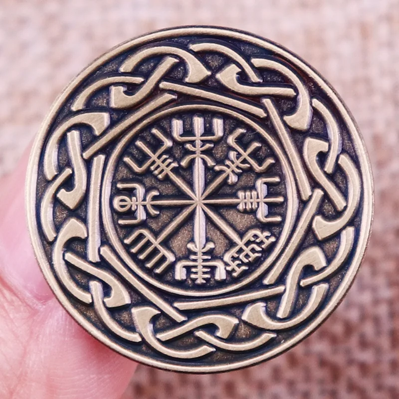 1 Stück Wikinger Vegvisir Kompass Emaille-Anstecknadel, Nordische Keltische Knoten-Brosche, Antike Bronze Heidnisches Symbol Reversnadel für Fans & Okkult-Enthusiasten