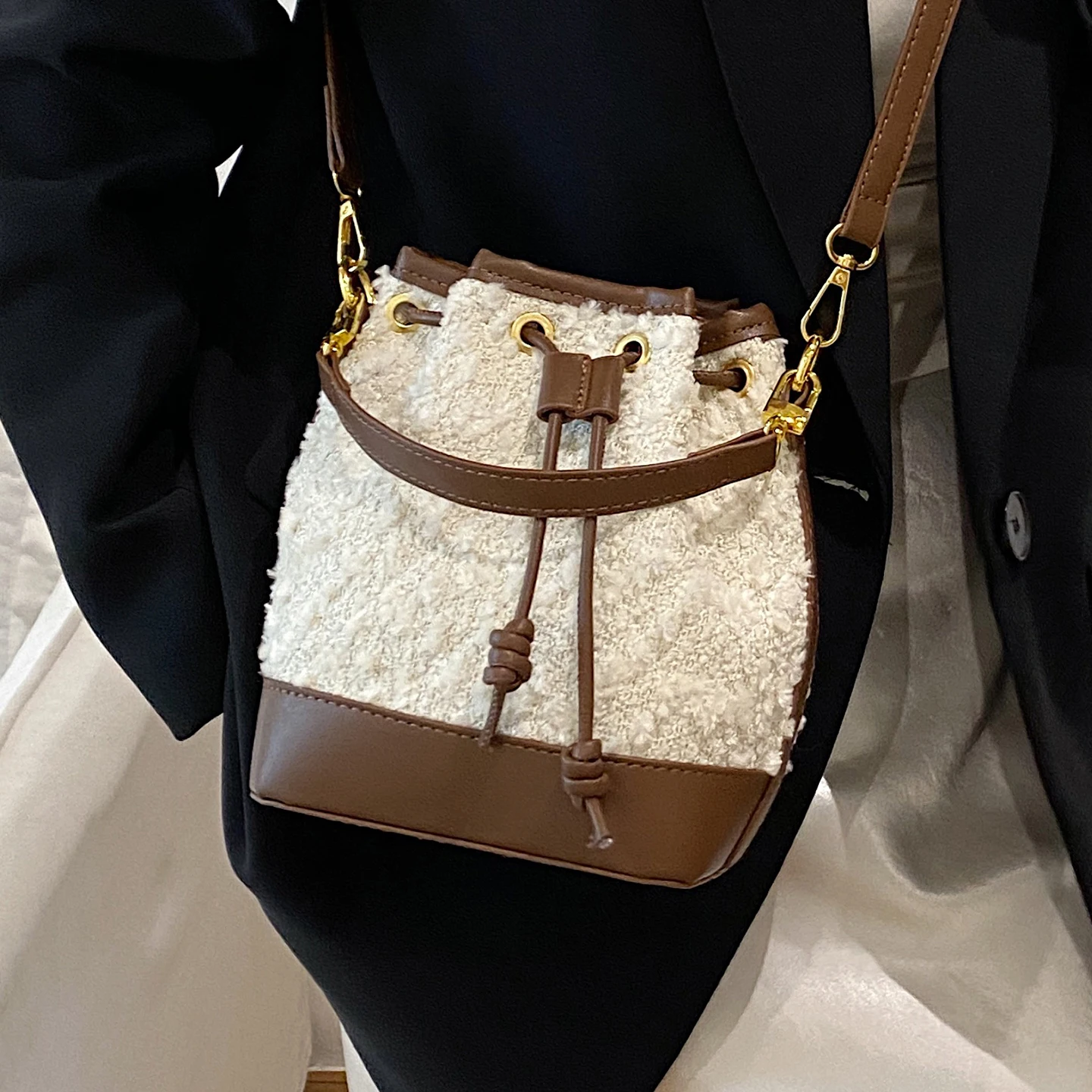 أزياء رقيق دلو حقائب للنساء الصلبة سلسلة التصحيح بو حقيبة يد سعة كبيرة الإناث اليومية التنقل رسول الكتف حزمة