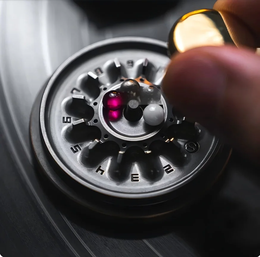 Fidget Spinner Luck Roulette Fidget Toy, zweifarbiges Metalldesign, tragbares Anti-Angst-Gadget mit nummerierten Schlitzen, für Erwachsene