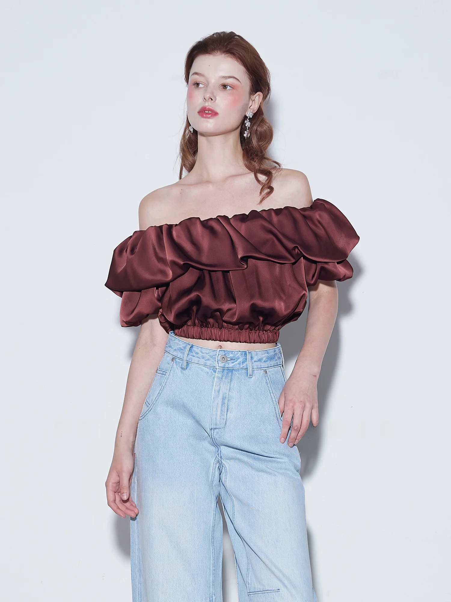 

Сексуальный ультракороткий топ Finocci Cloud из атласа с высокой талией, плиссированный, с открытыми плечами, утягивающий, цветной