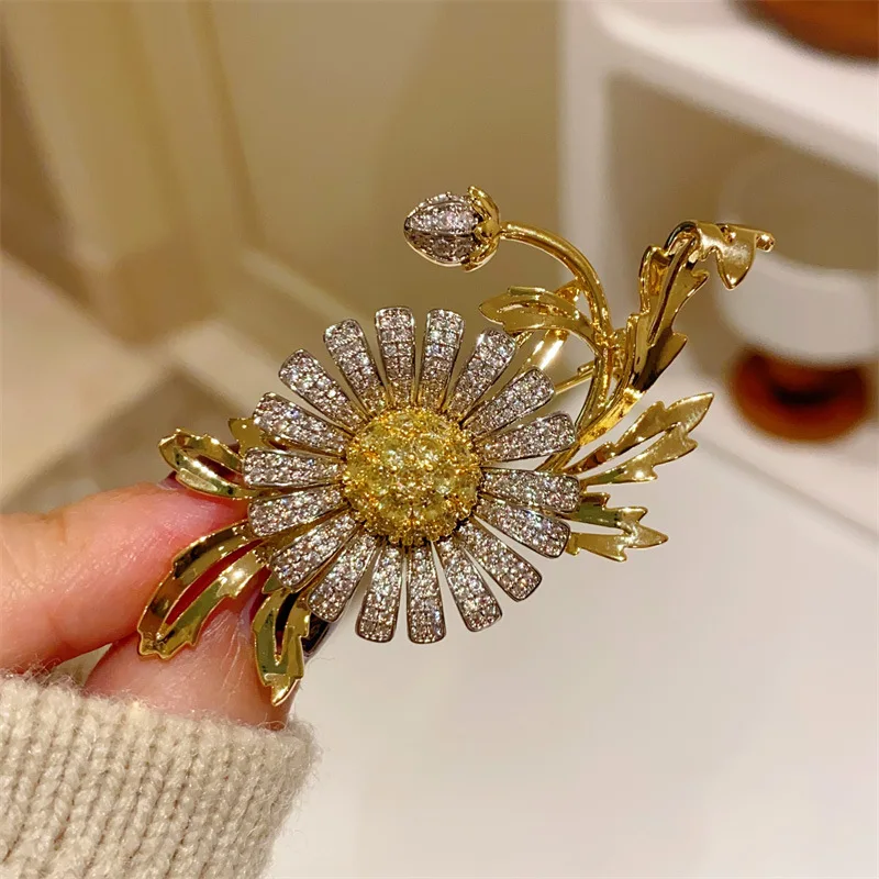 Beautiful French Retro Exquisite Micro-inlaid Zircon Sunflower Brooches for Women Elegant Design Clothing Accessories Pins