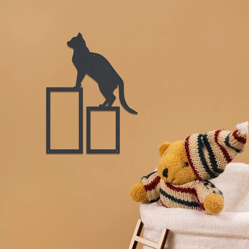 【Statue Wall Decoration】A metal wall art piece depicting a cat climbing a staircase，Black