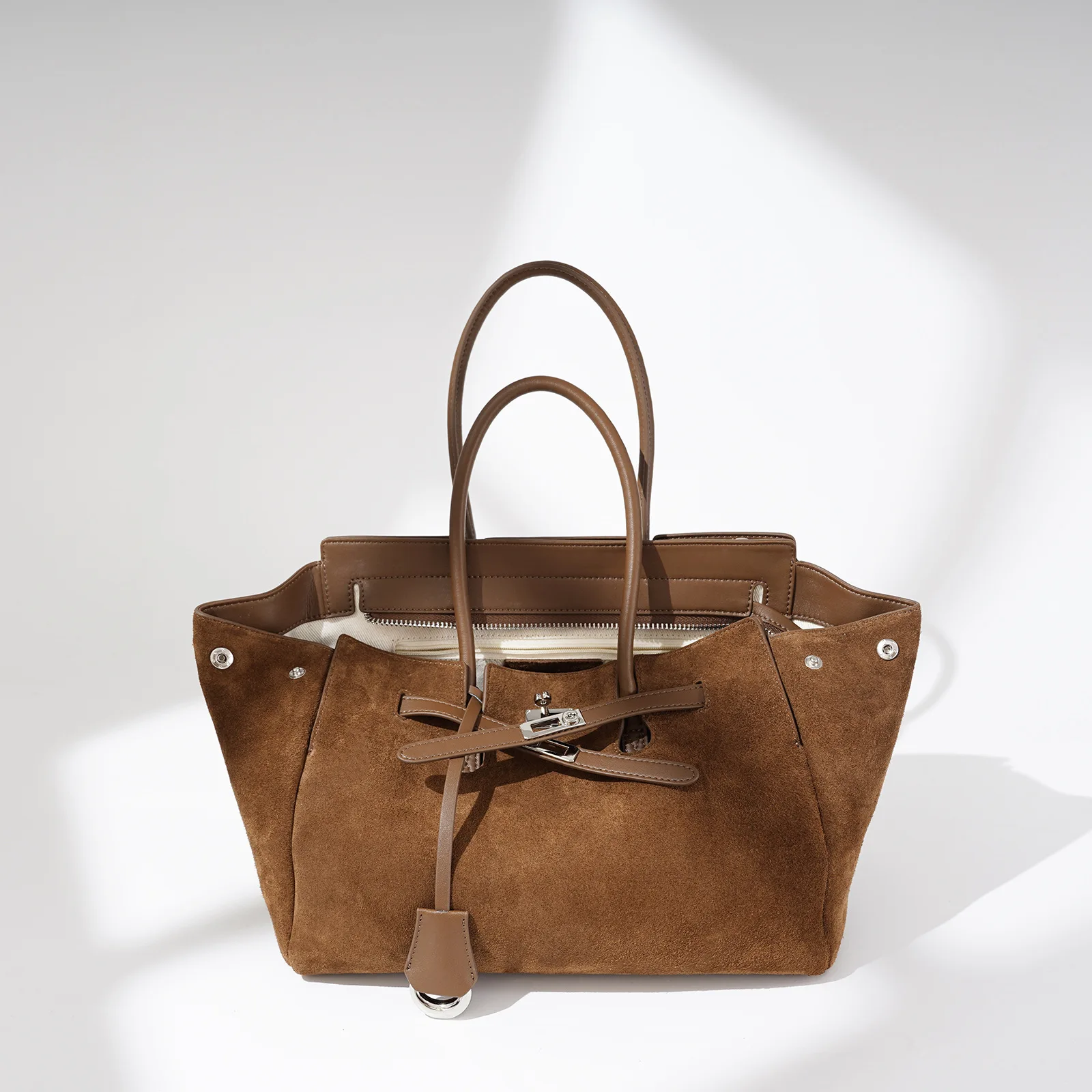 

Стильный клатч, трансформирующийся в сумку через плечо для женщин, с элегантным дизайном в стиле парижских дизайнеров, включает в себя сумку для подгузников.