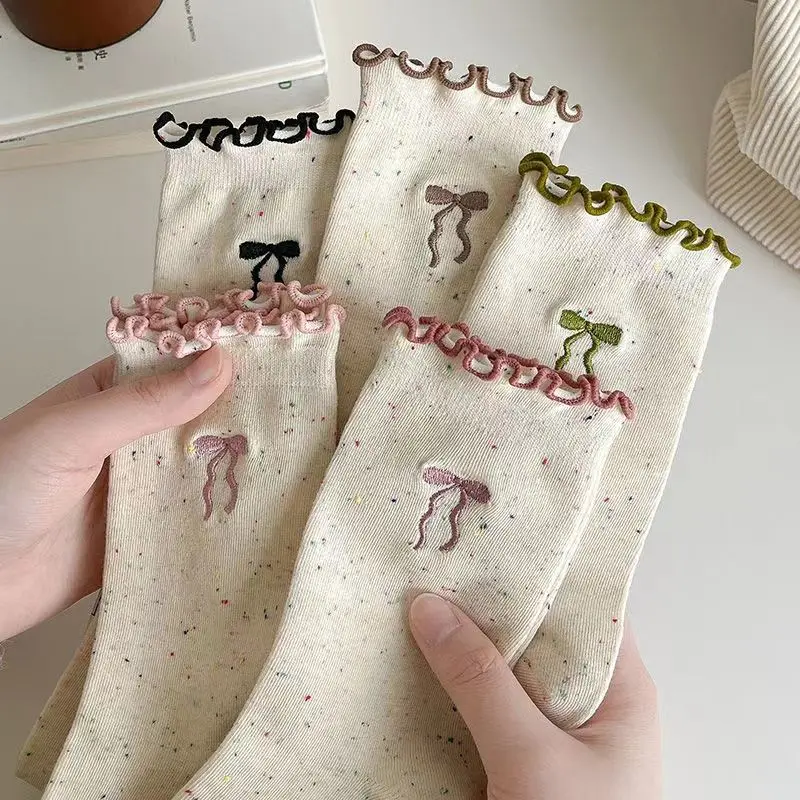 

Новые осенние носки, корейская версия, кремовые женские носки среднего размера с вышитым бантом, модные штабелируемые носки с грибками по краям