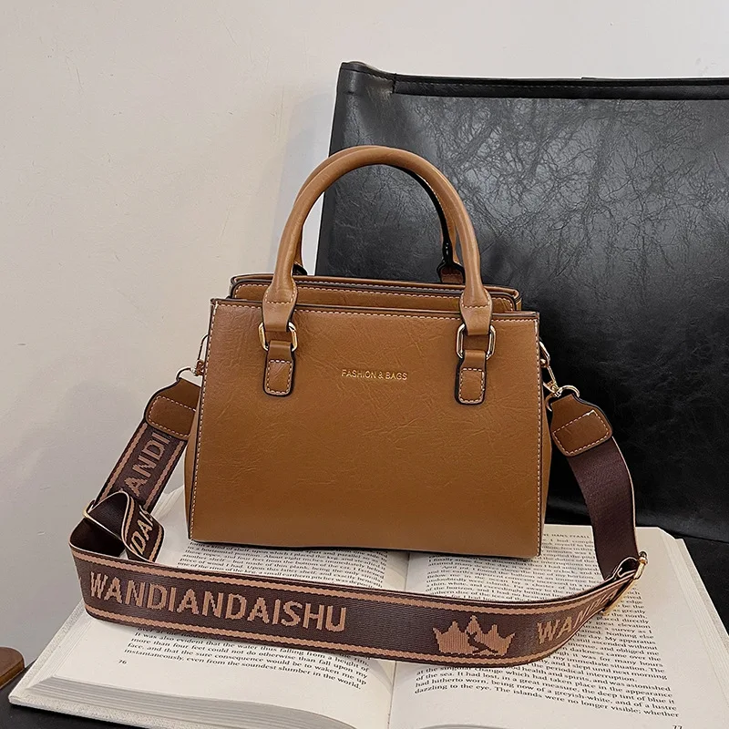 

2023 Новая женская роскошная маленькая квадратная сумка через плечо, шикарная сумка через плечо с регулируемым ремешком, универсальная для работы и повседневного использования