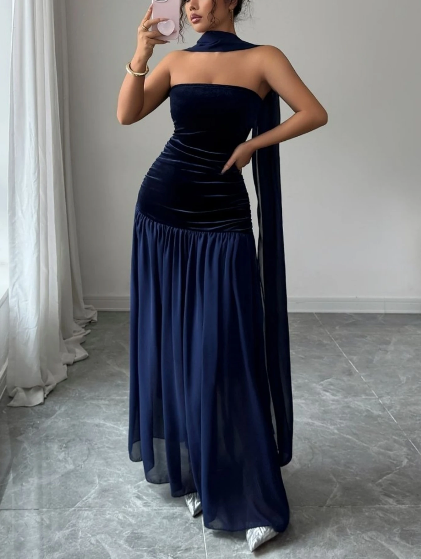 

Элегантное и стильное женское длинное платье без бретелек, однотонное, с элементами пэчворка.