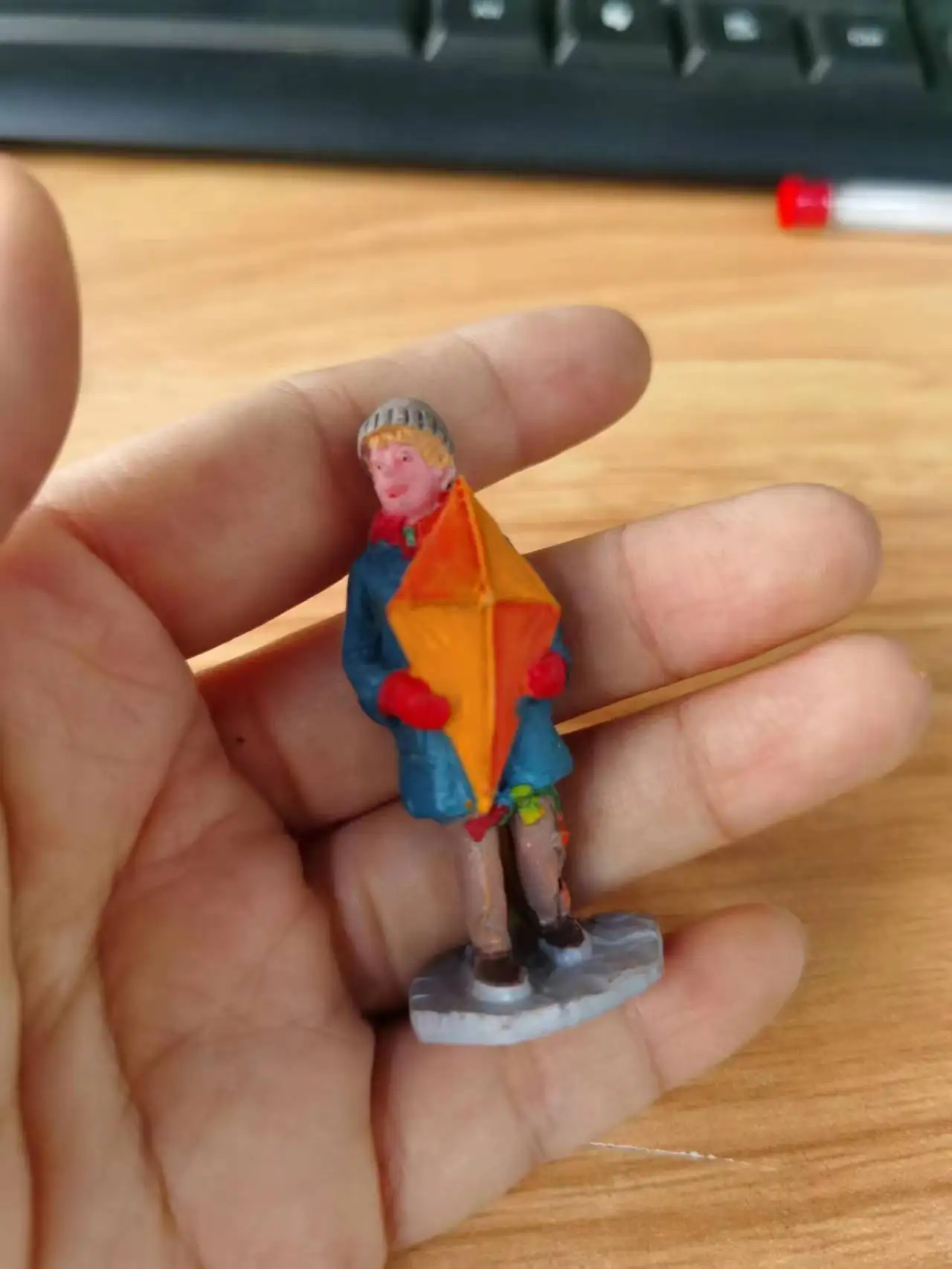 

Маленькая полимерная фигурка, психический песок, настольная игра, бокс для кортовой терапии, мальчик с воздушным змеем