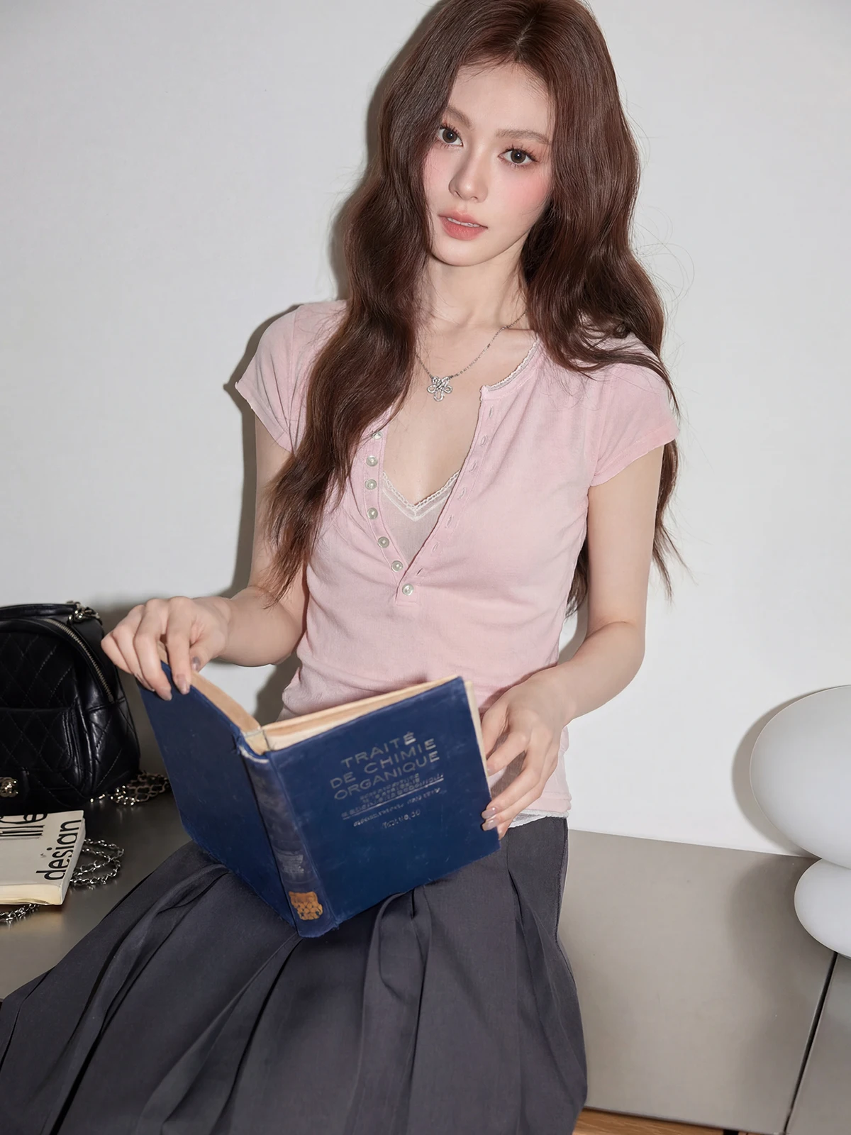 

Женская приталенная футболка с коротким рукавом и V-образным вырезом в корейском стиле, легкая, дышащая, летняя, новинка, модный дизайн, с акцентом на плечи