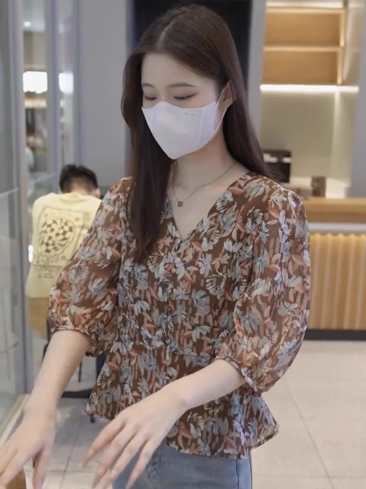 

Elegant V-Neck Chiffon Top Women's Summer 2026 New Style Sleeveless Shirt Thin Material Ladylike Commute Style Loose Fit