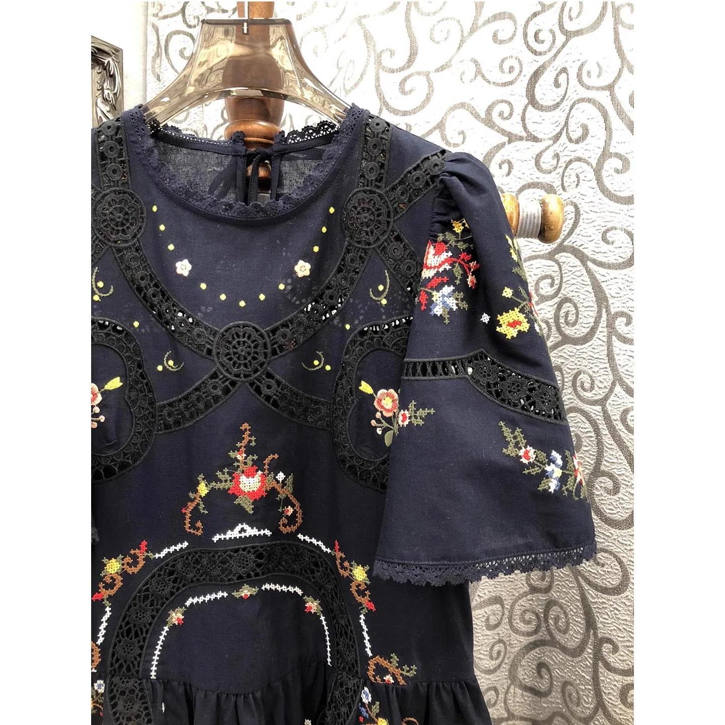 최고급 새 가을 원피스 여성용 전체 자수 꽃무늬 반팔 중간 길이 면마 원피스