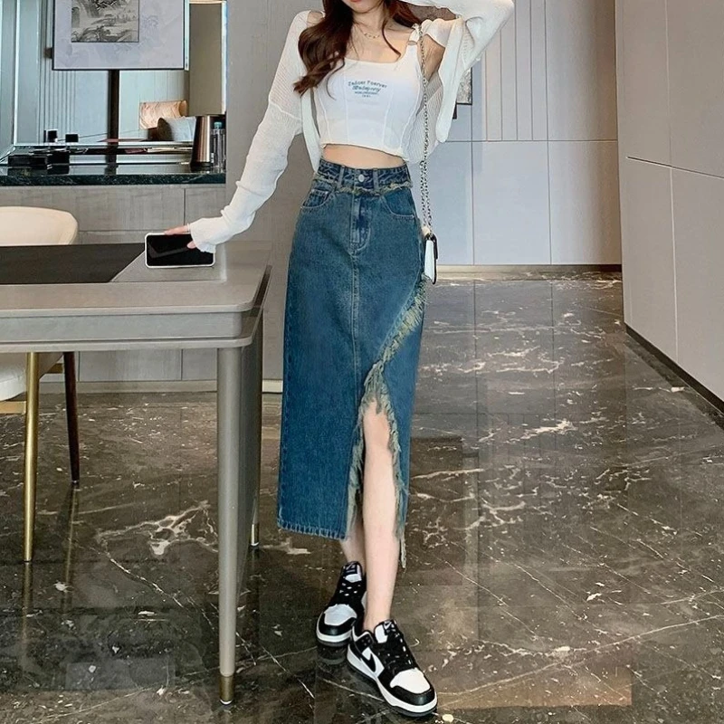 

Женская джинсовая юбка А-силуэта 2026 года, новая модель, с высокой талией, необработанным краем, асимметричным разрезом, облегающая, миди, для повседневного шика ​