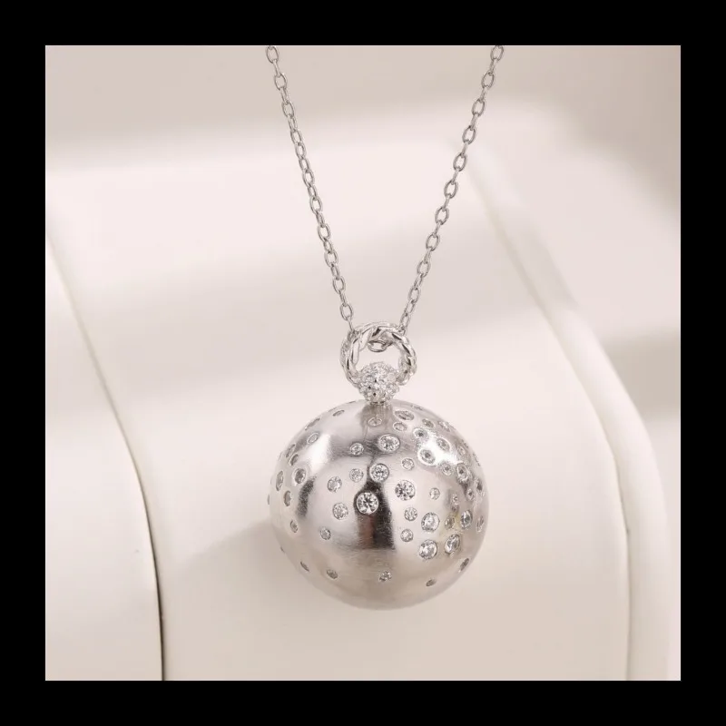 

Hot-selling S925 sterling silver simple fashion trend compass geometric plane round micro-inlaid pendant