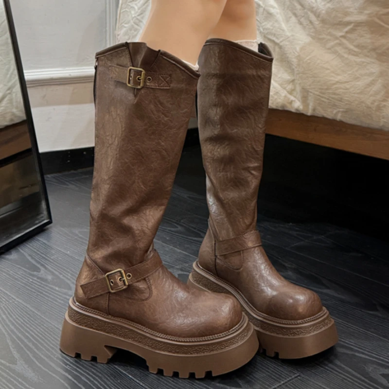 

Высокие сапоги на плоской подошве и платформе, женская модная обувь до колена, зимние трендовые мотоциклетные ботинки 2025 года, прогулочные кожаные ботинки Goth Mujer Botas