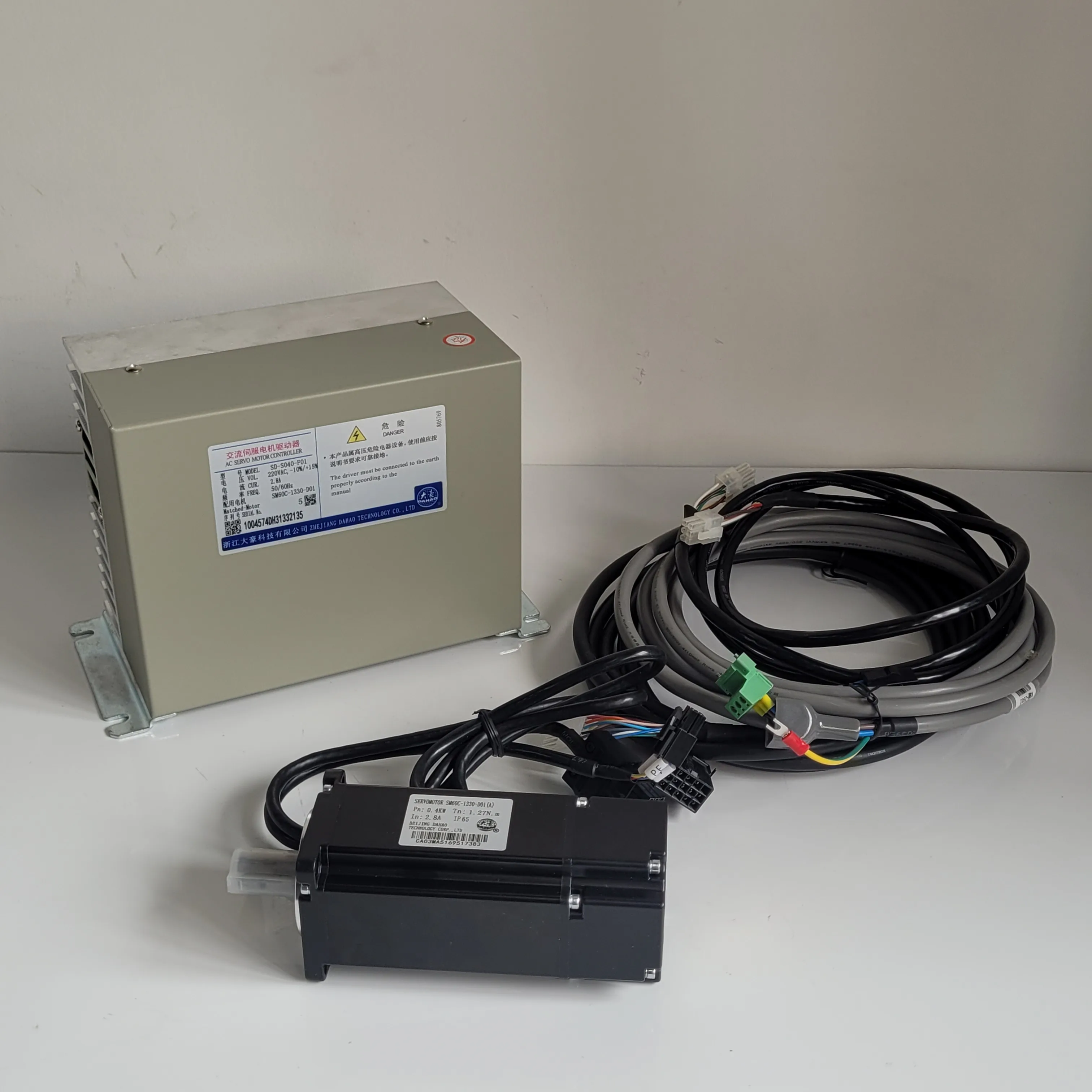 

Dahao SD-S040-F01 Industrial Embroidery Machine with Gear and Steel Components 0.4KW Motor + Driver + Cables