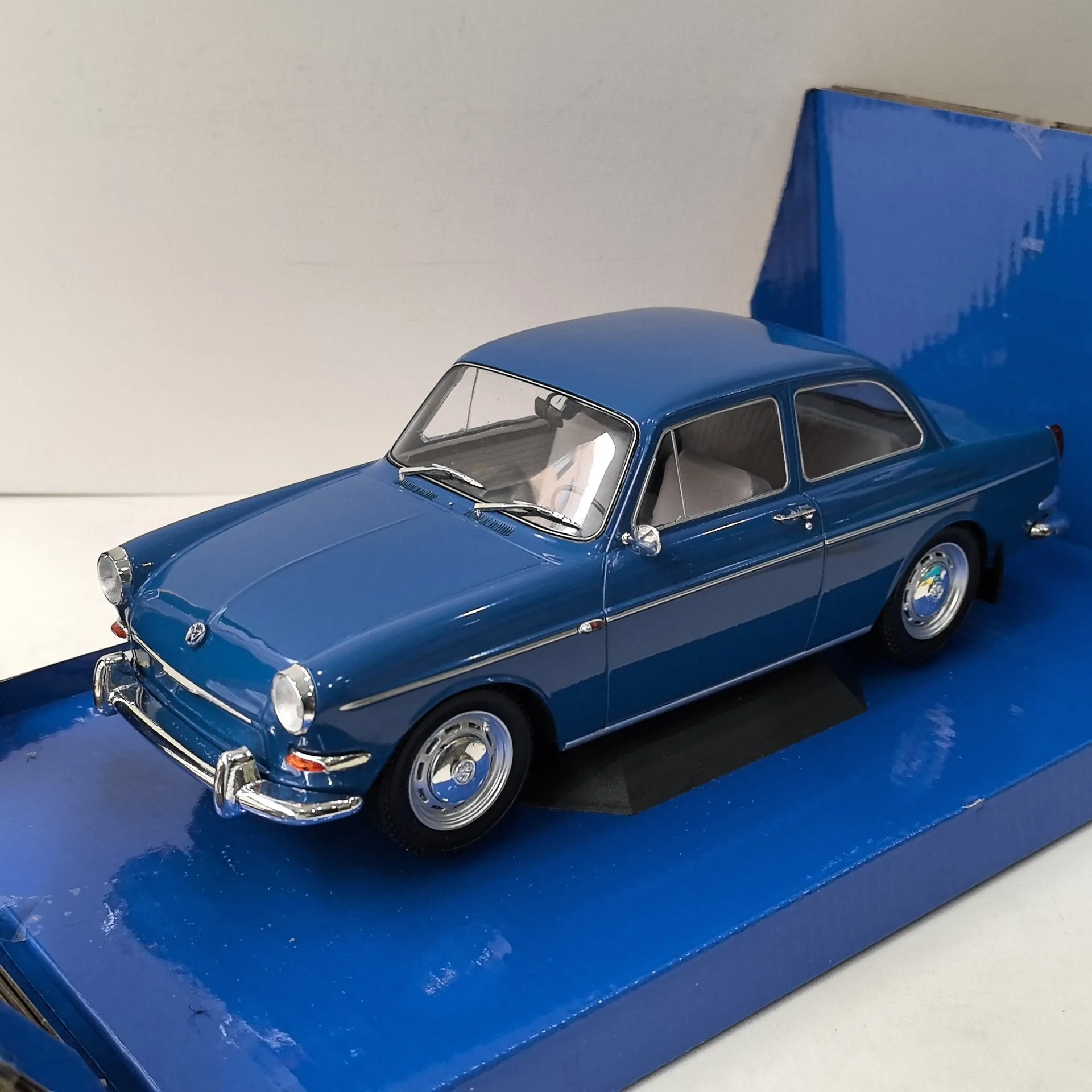 

Diecast MCG 1/18 Scale VW 1500 S VW Car Model Collectible Toy Gift Souvenir Display Ornament