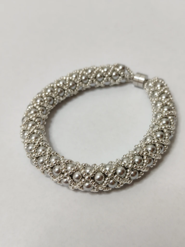 مجموعة أدوات يدوية من خرز الأرز الفاخر وسوار اللؤلؤ الكريستالي مكونة من 4 ألوان - مجموعة حرفية مجوهرات غير نهائية مع حقيبة تخزين لهدايا الفتيات