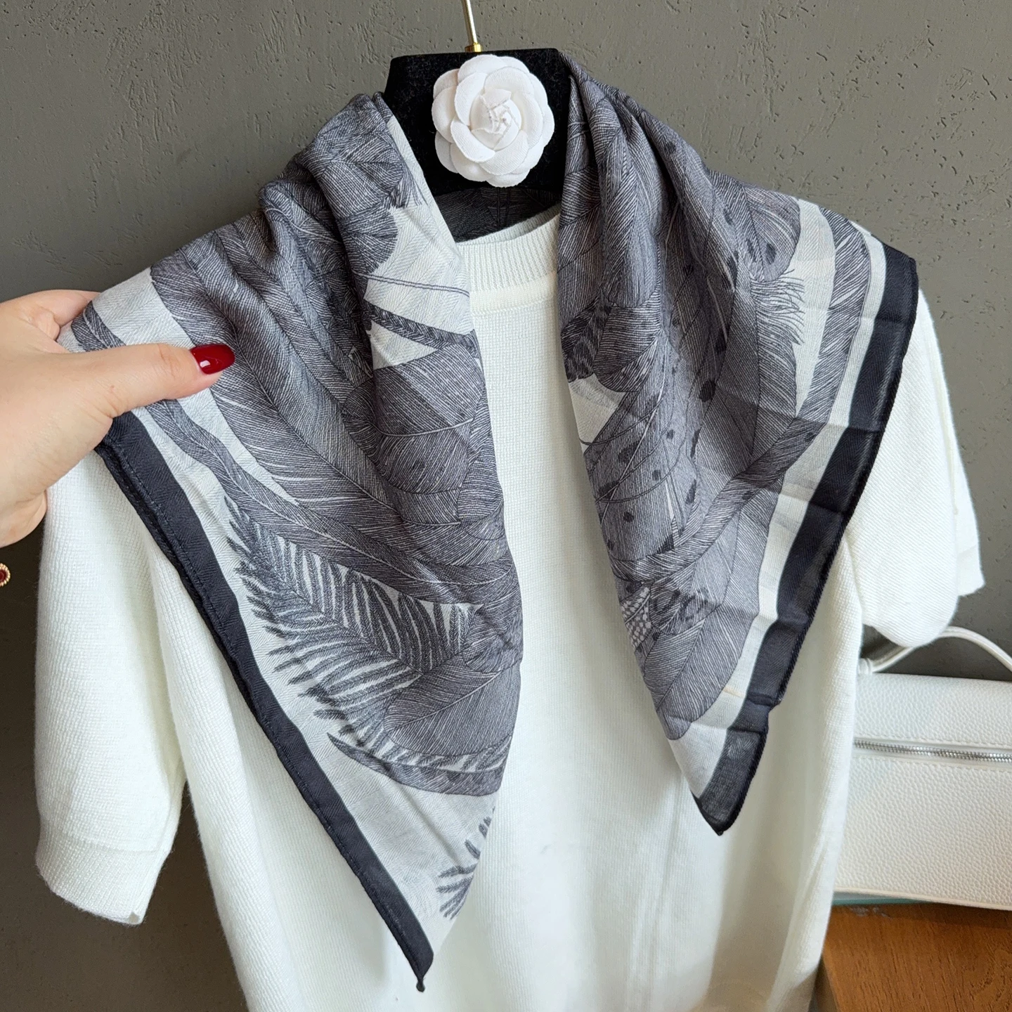 lenco-retro-cinza-com-estampa-de-penas-protecao-para-o-pescoco-feminino-lenco-de-seda-quadrado-combina-com-camisa-multifu