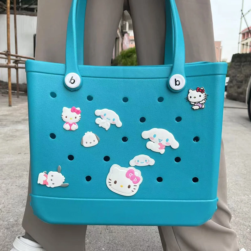 8pcs Cinnamoroll และ Hellokitty Charms Bogg กระเป๋าอุปกรณ์เสริมกระเป๋าถือตกแต่งหัวเข็มขัดคนดังสไตล์เดียวกันขนาดเล็ก Charms